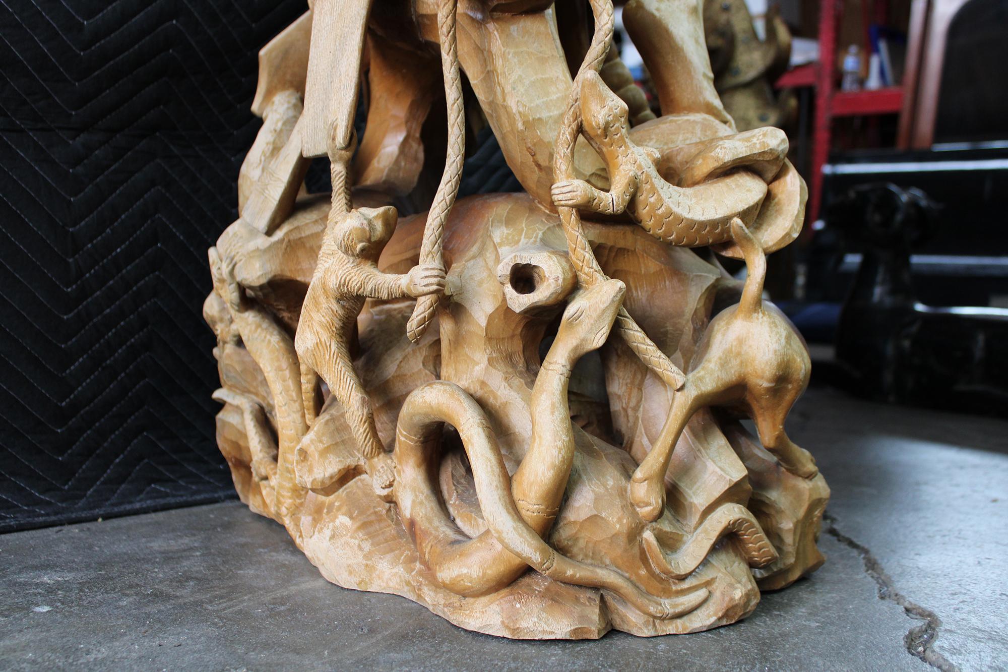 Scultura uomo intagliata a mano con flauto e animale totemico in vendita 1