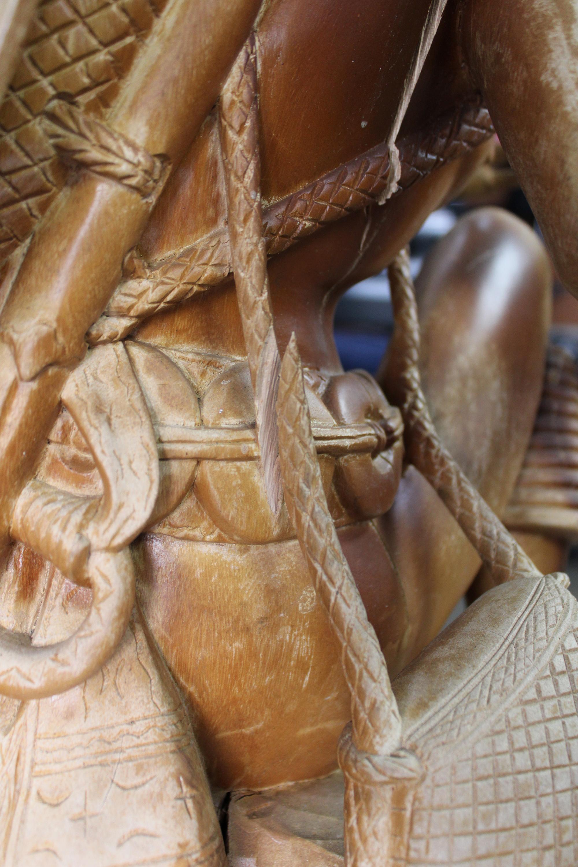 Scultura uomo intagliata a mano con flauto e animale totemico in vendita 2