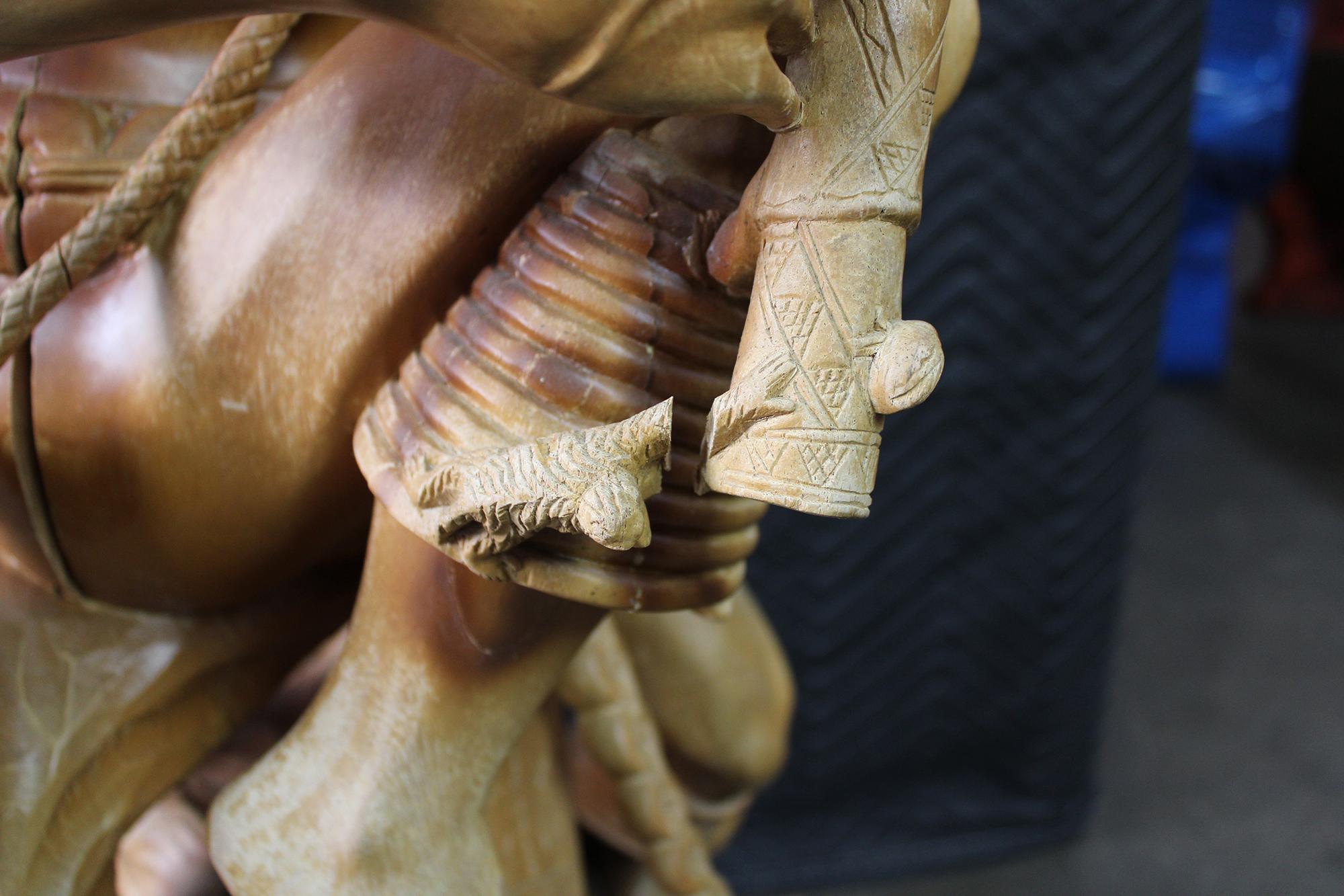 Scultura uomo intagliata a mano con flauto e animale totemico in vendita 3