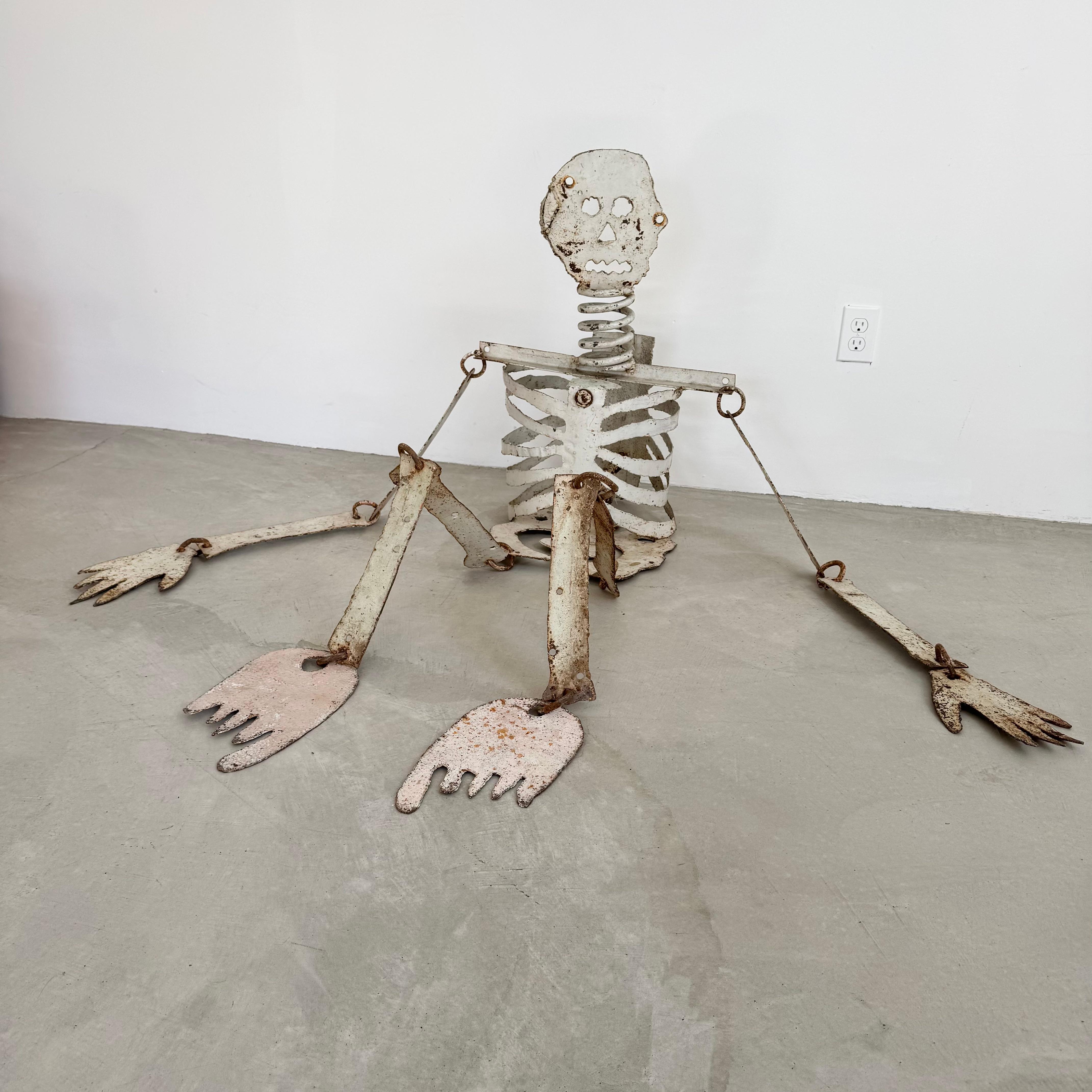 Una emocionante escultura hecha con piezas cortadas y pintadas de hierro encontrado. Esotérica, caprichosa y encantadora: esta pieza tiene una presencia increíble. Con más de 2 metros de altura, es literalmente 