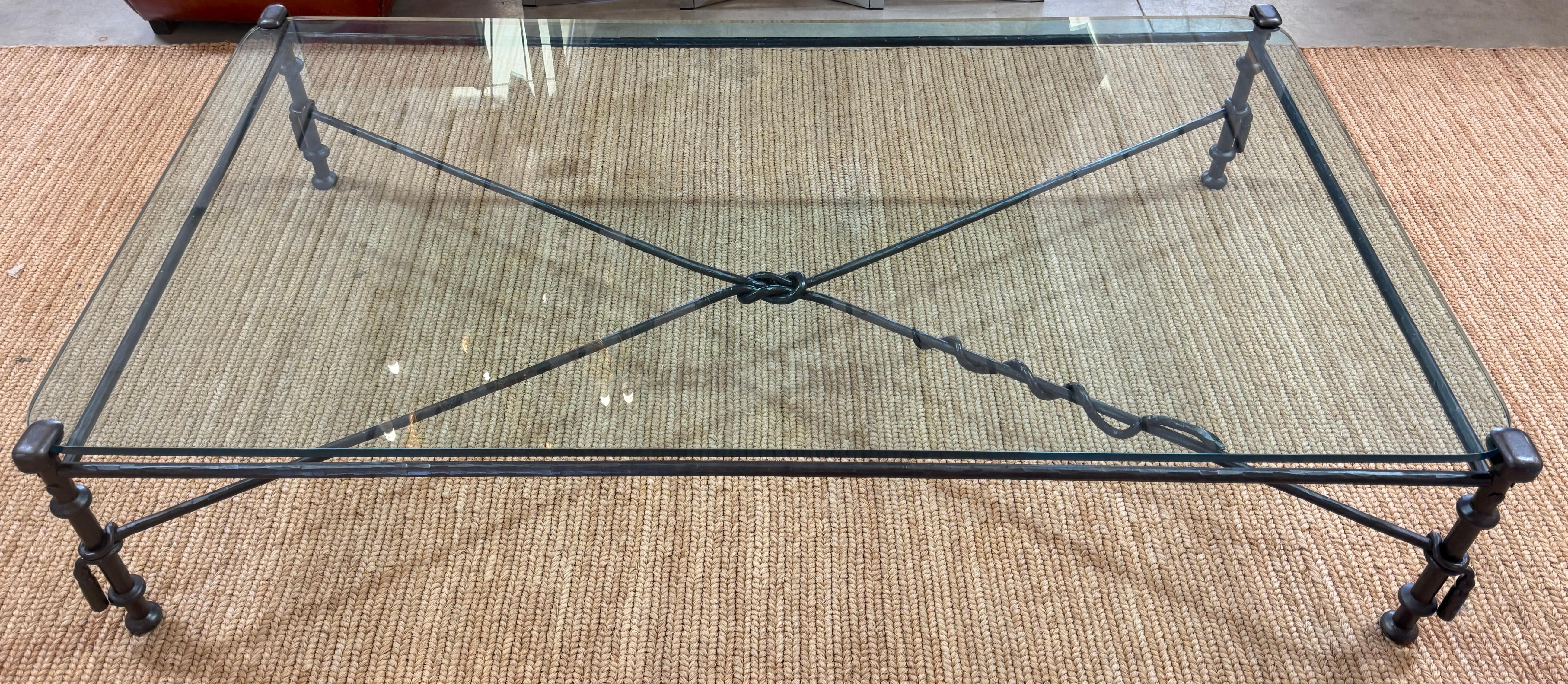 Monumentaler Couchtisch aus geschmiedetem Eisen und Glas in der Art von Diego Giacometti, Frankreich, Ende des 20.
Bestehend aus zwei Teilen, dem Sockel aus bronziertem Schmiedeeisen und der monumentalen Glasplatte
72