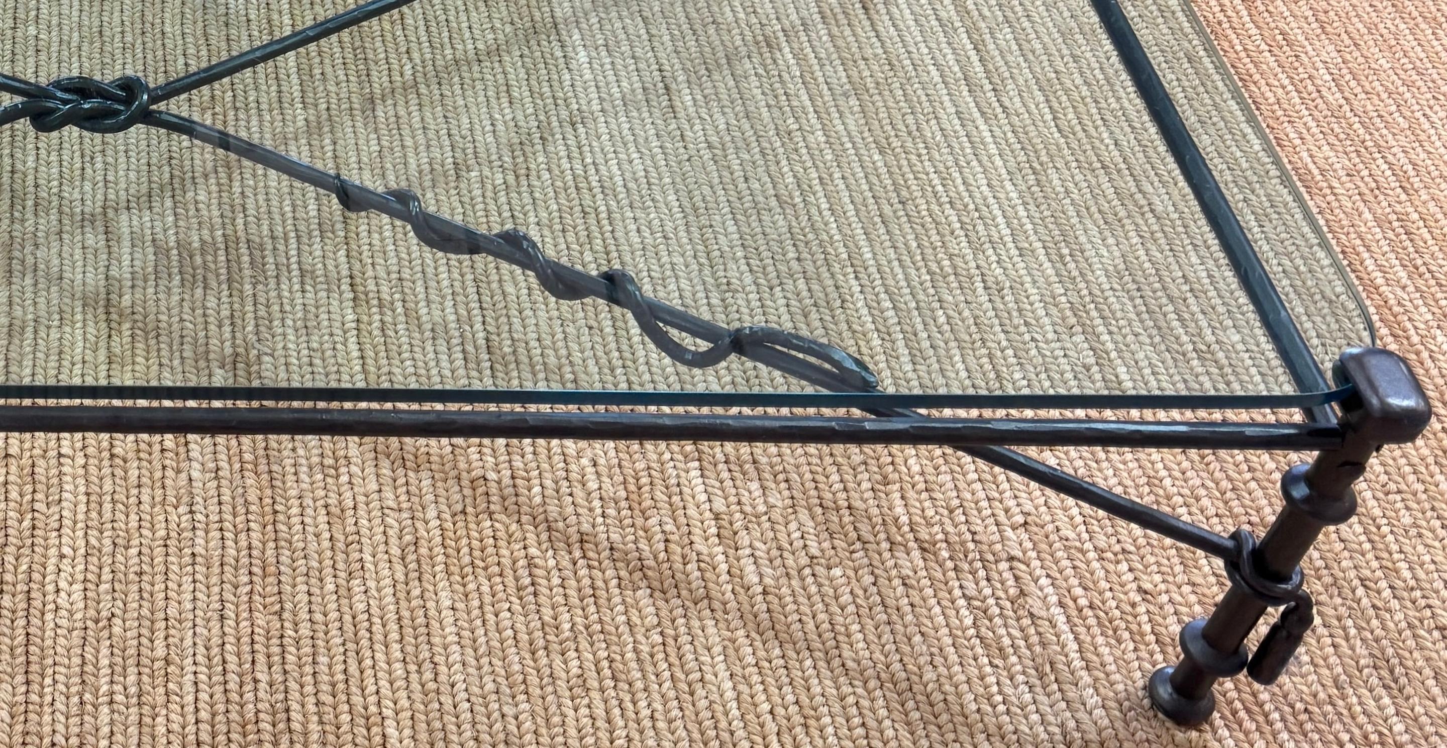 Monumentaler Serpent Couchtisch aus Schmiedeeisen und Glas nach Diego Giacometti (Moderne) im Angebot