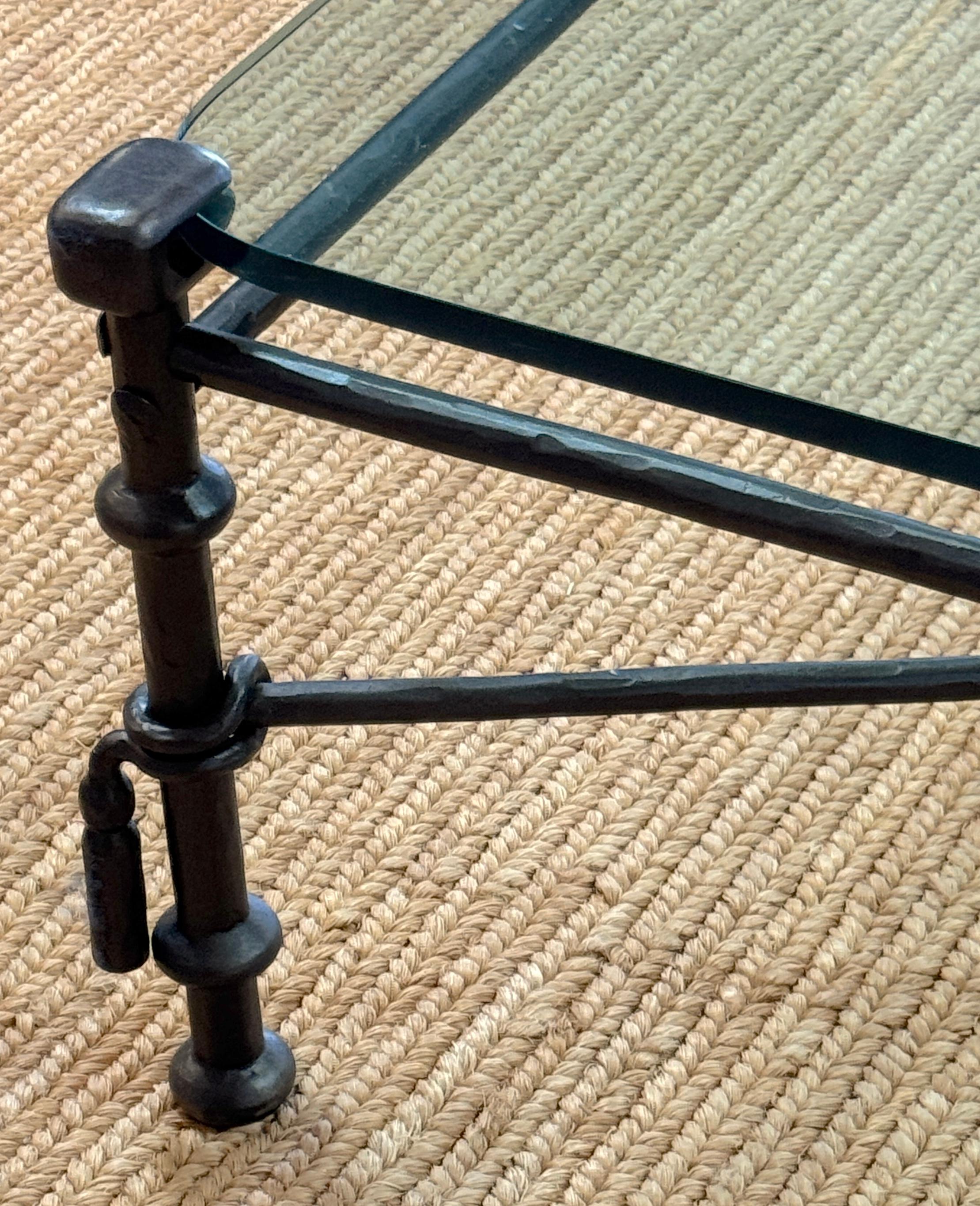Monumentaler Serpent Couchtisch aus Schmiedeeisen und Glas nach Diego Giacometti (Bronziert) im Angebot
