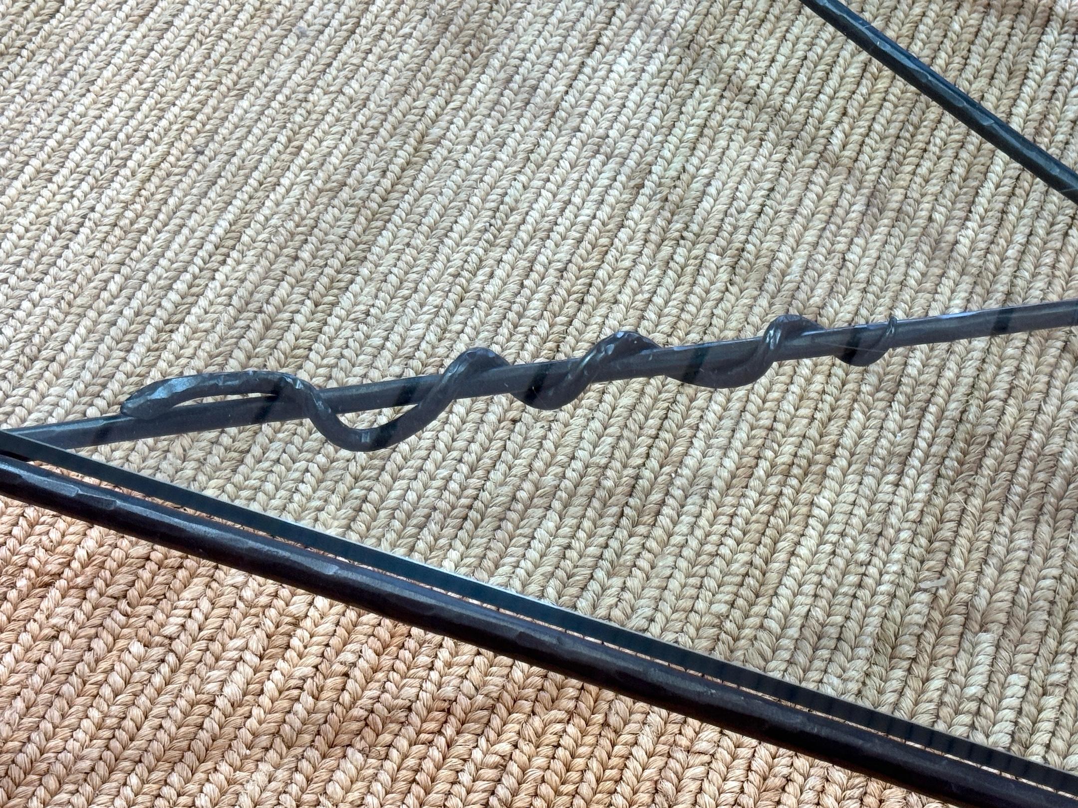 Monumentaler Serpent Couchtisch aus Schmiedeeisen und Glas nach Diego Giacometti im Zustand „Gut“ im Angebot in West Palm Beach, FL