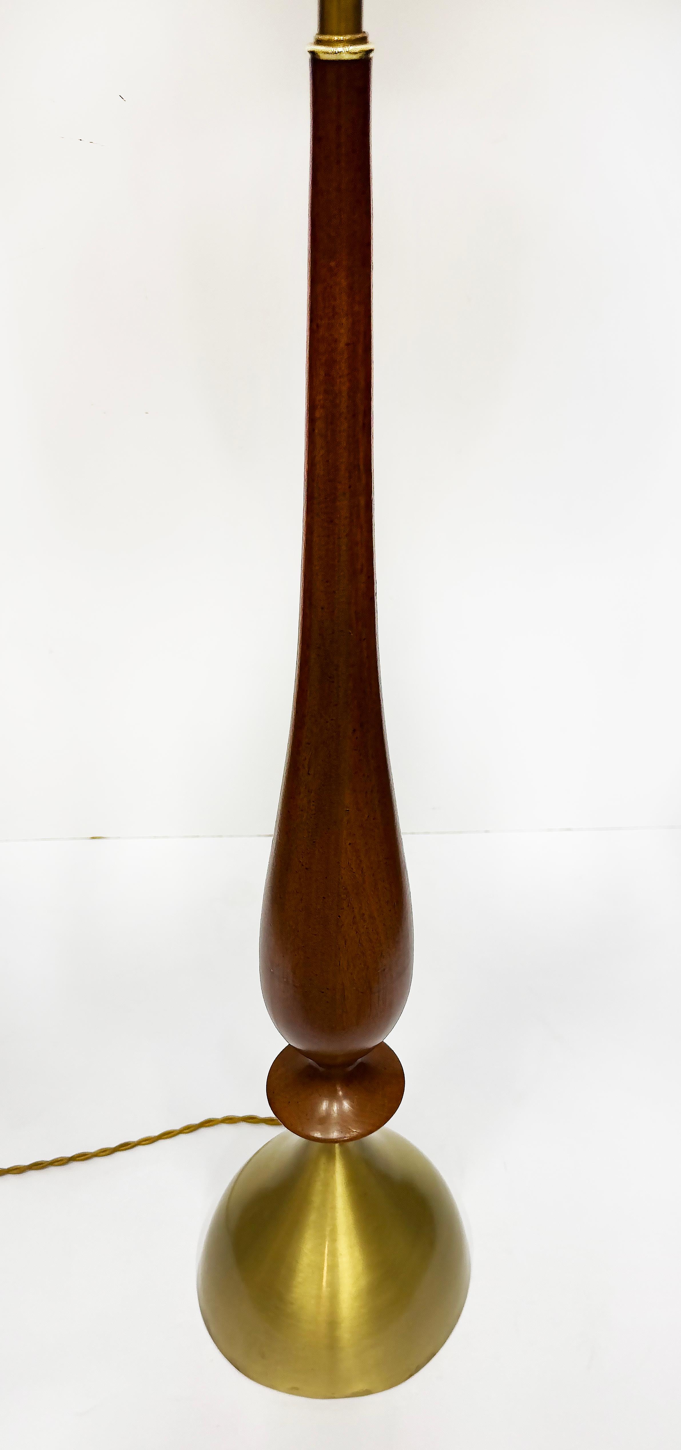 Monumental Frederick Cooper Mid-century Modern Lamp in Brass and Walnut Moderno de mediados de siglo en venta