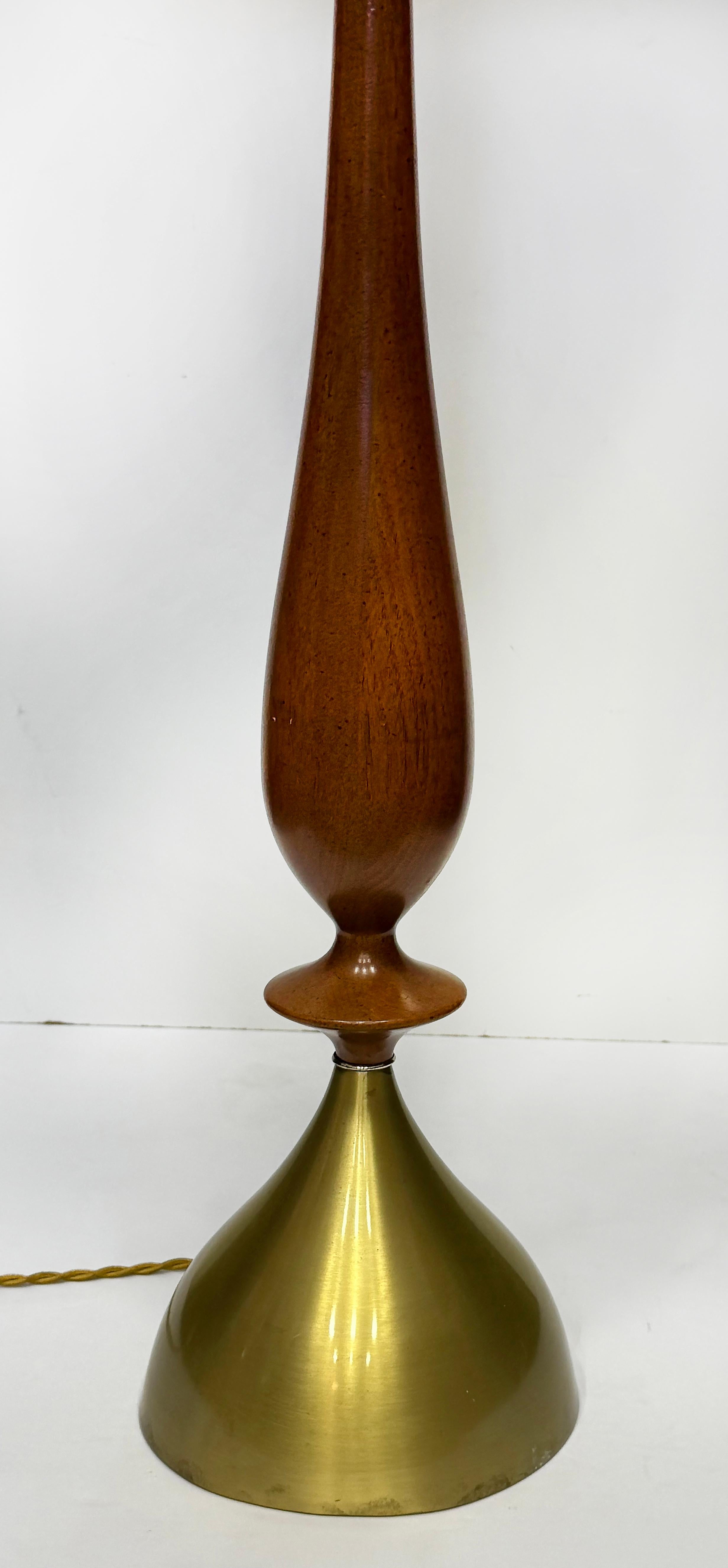 Monumental Frederick Cooper Mid-century Modern Lamp in Brass and Walnut en Bueno estado para la venta en Miami, FL