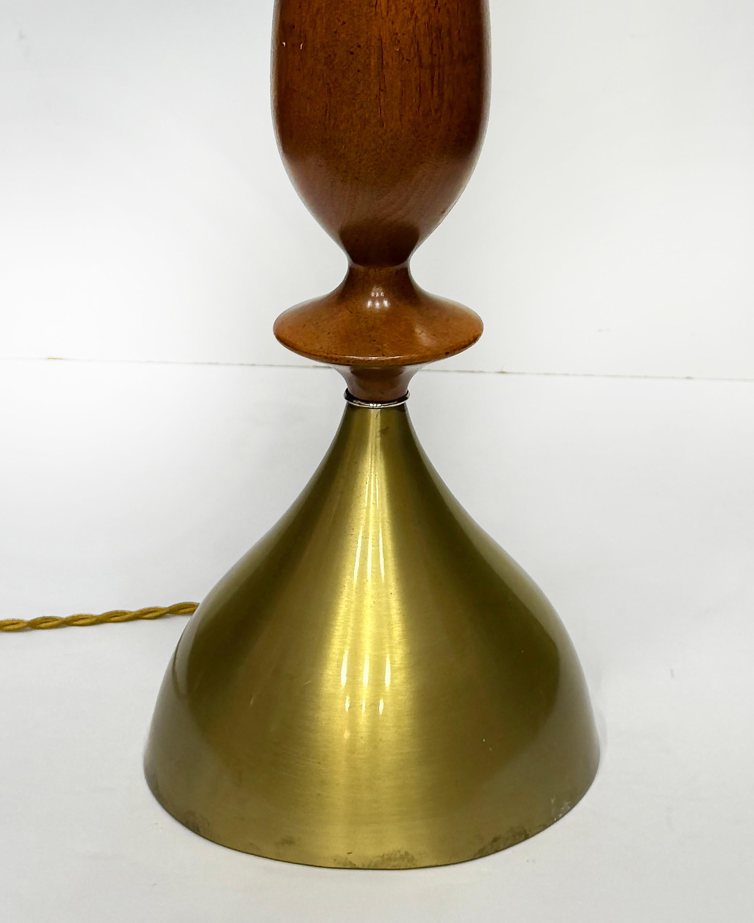 Monumental Frederick Cooper Mid-century Modern Lamp in Brass and Walnut siglo XX en venta