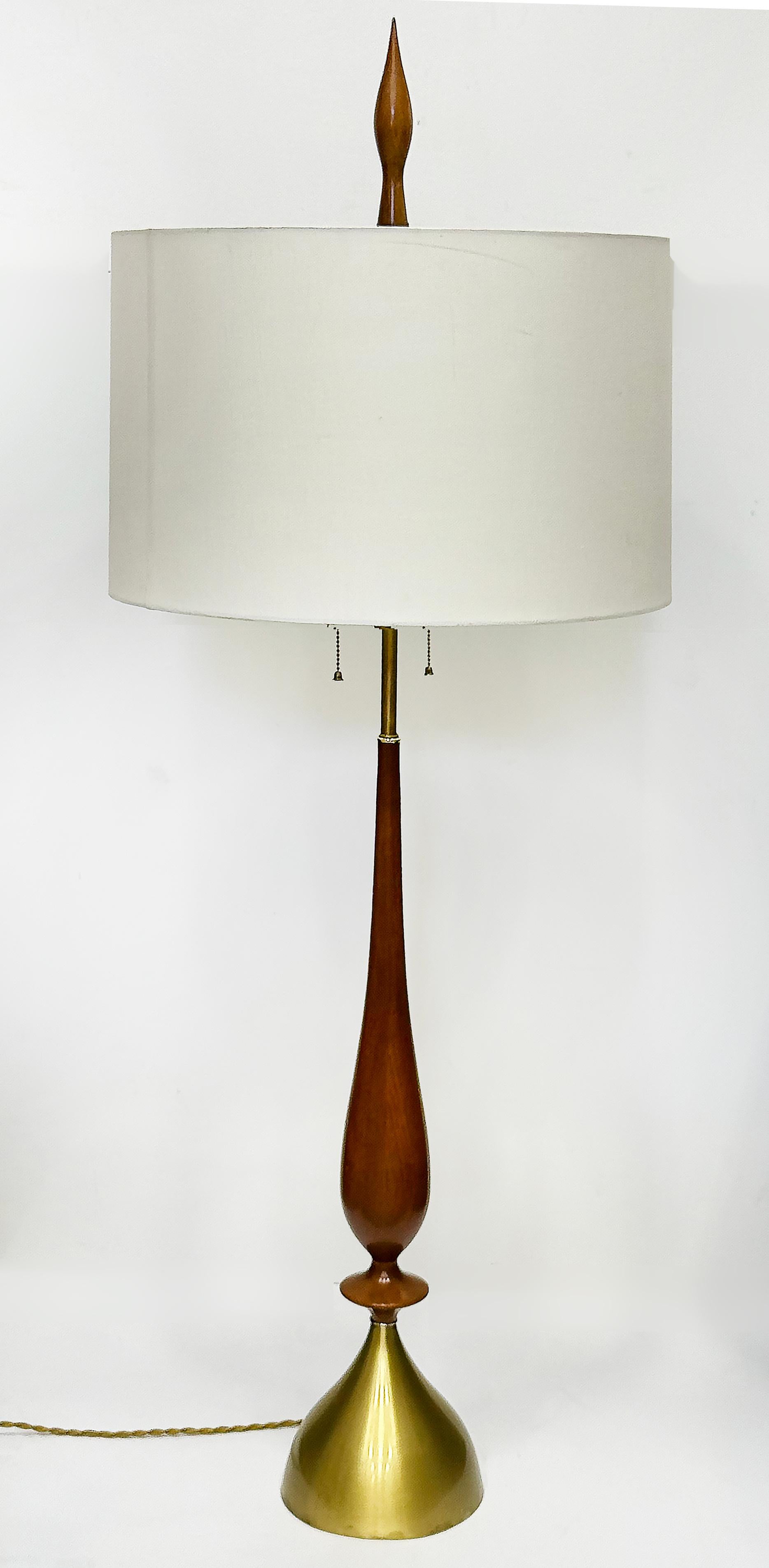 Monumental Frederick Cooper Mid-century Modern Lamp in Brass and Walnut Latón en venta