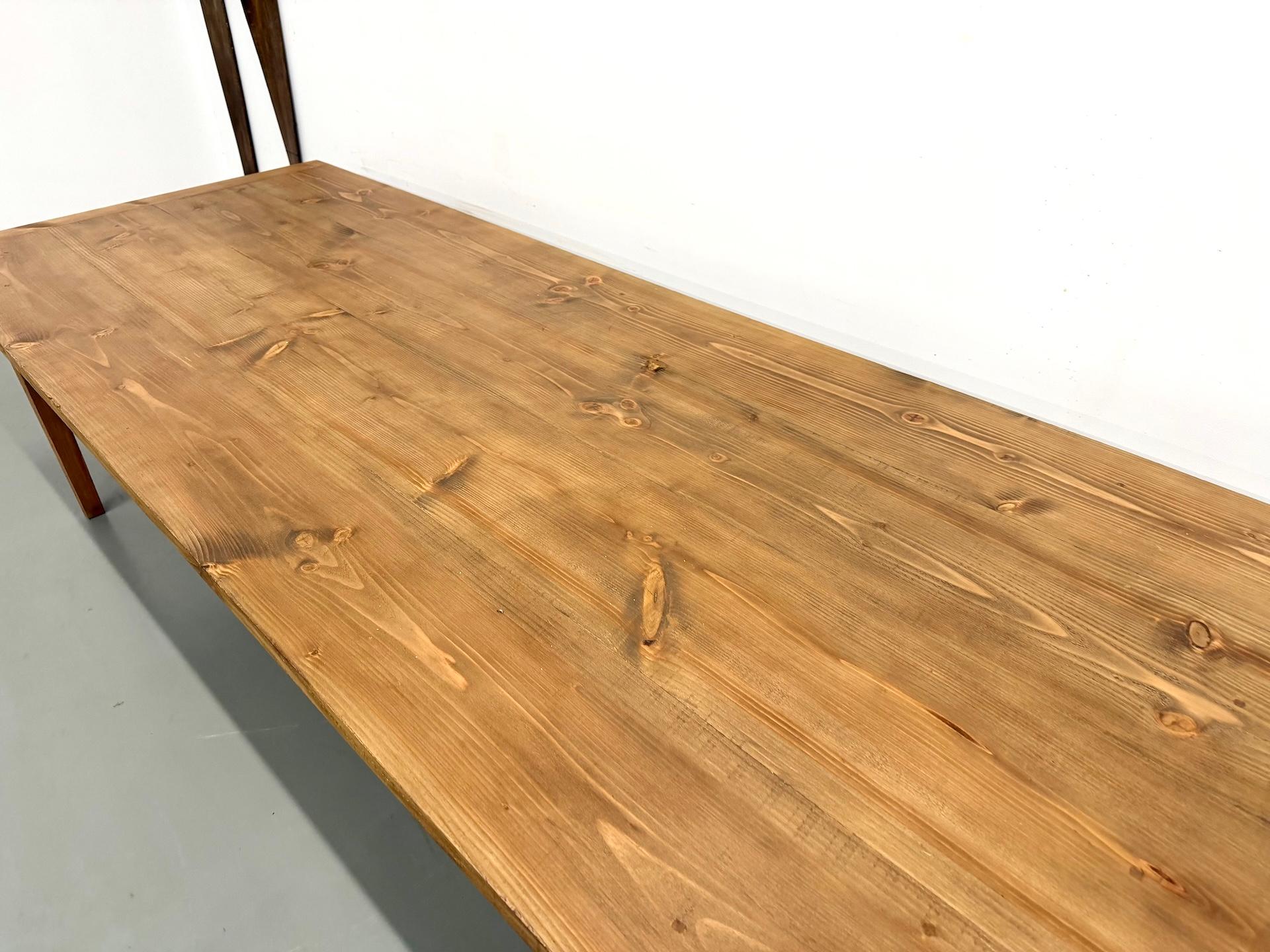 Monumentaler französischer 1970er Bauernhoftisch aus Kiefer - XXL (3,2m) im Angebot 9