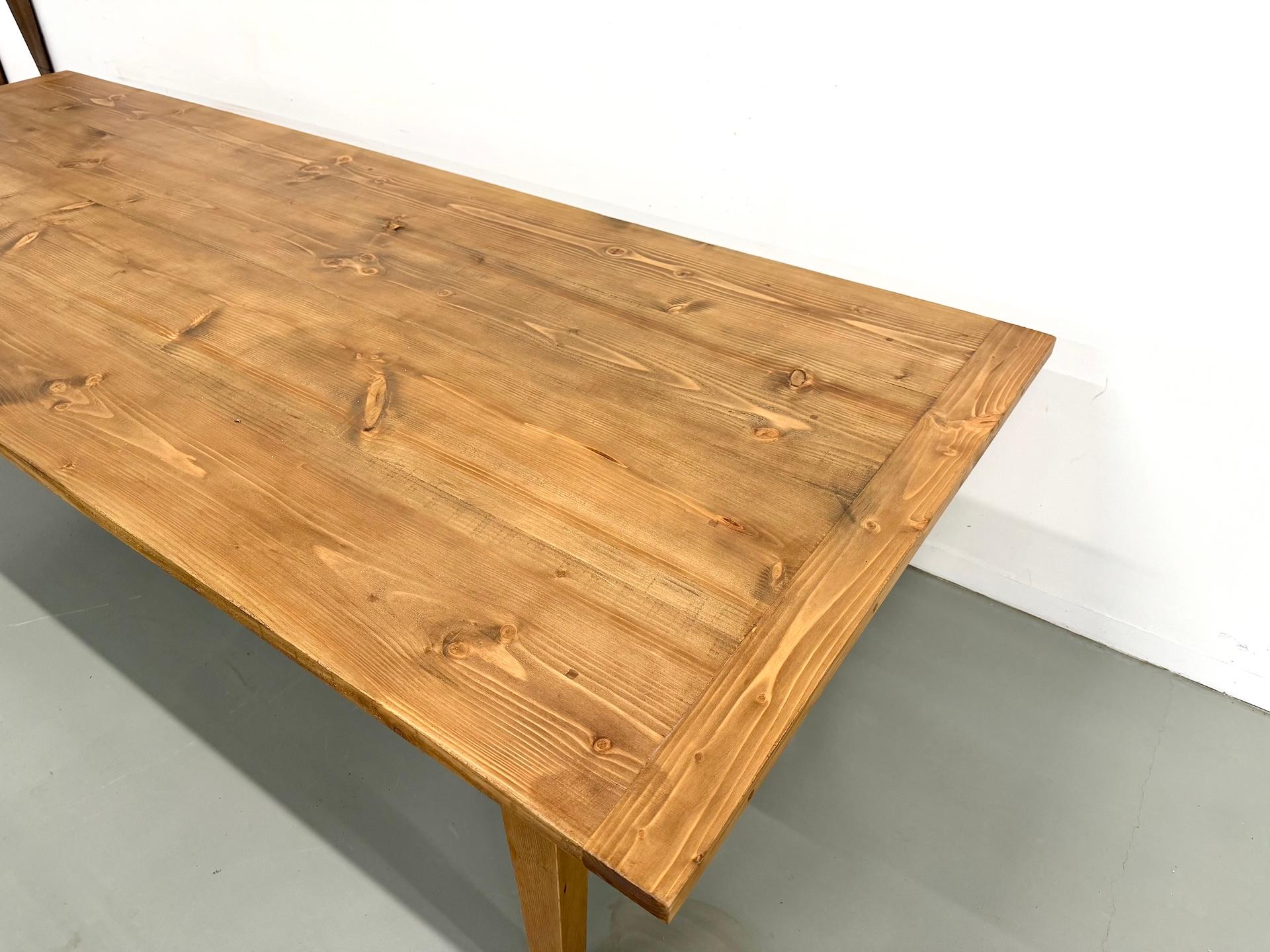 Monumentaler französischer 1970er Bauernhoftisch aus Kiefer - XXL (3,2m) im Angebot 10