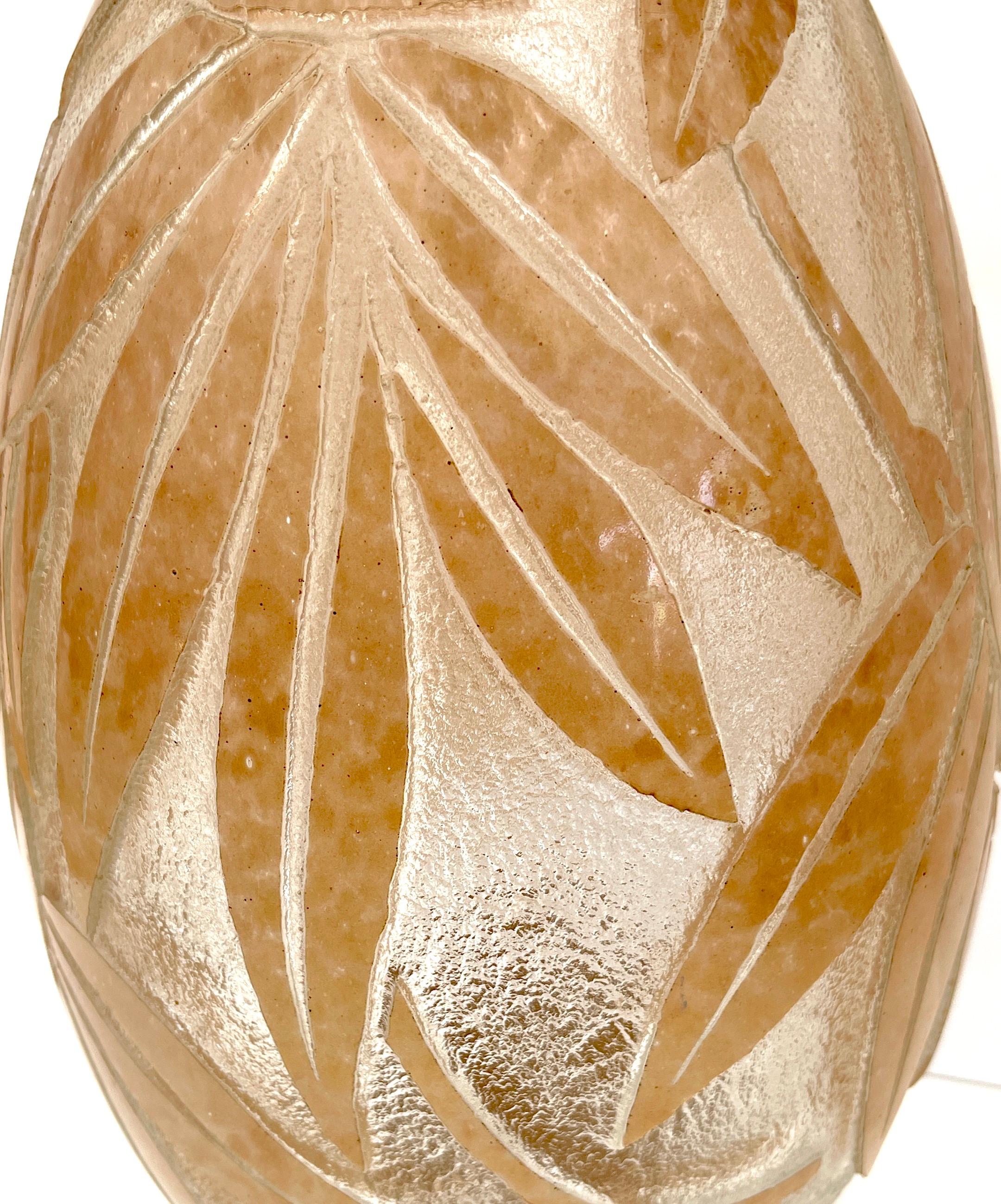 Vase monumental en verre palmette camée Art déco français par Degué, Circa 1930s en vente 4