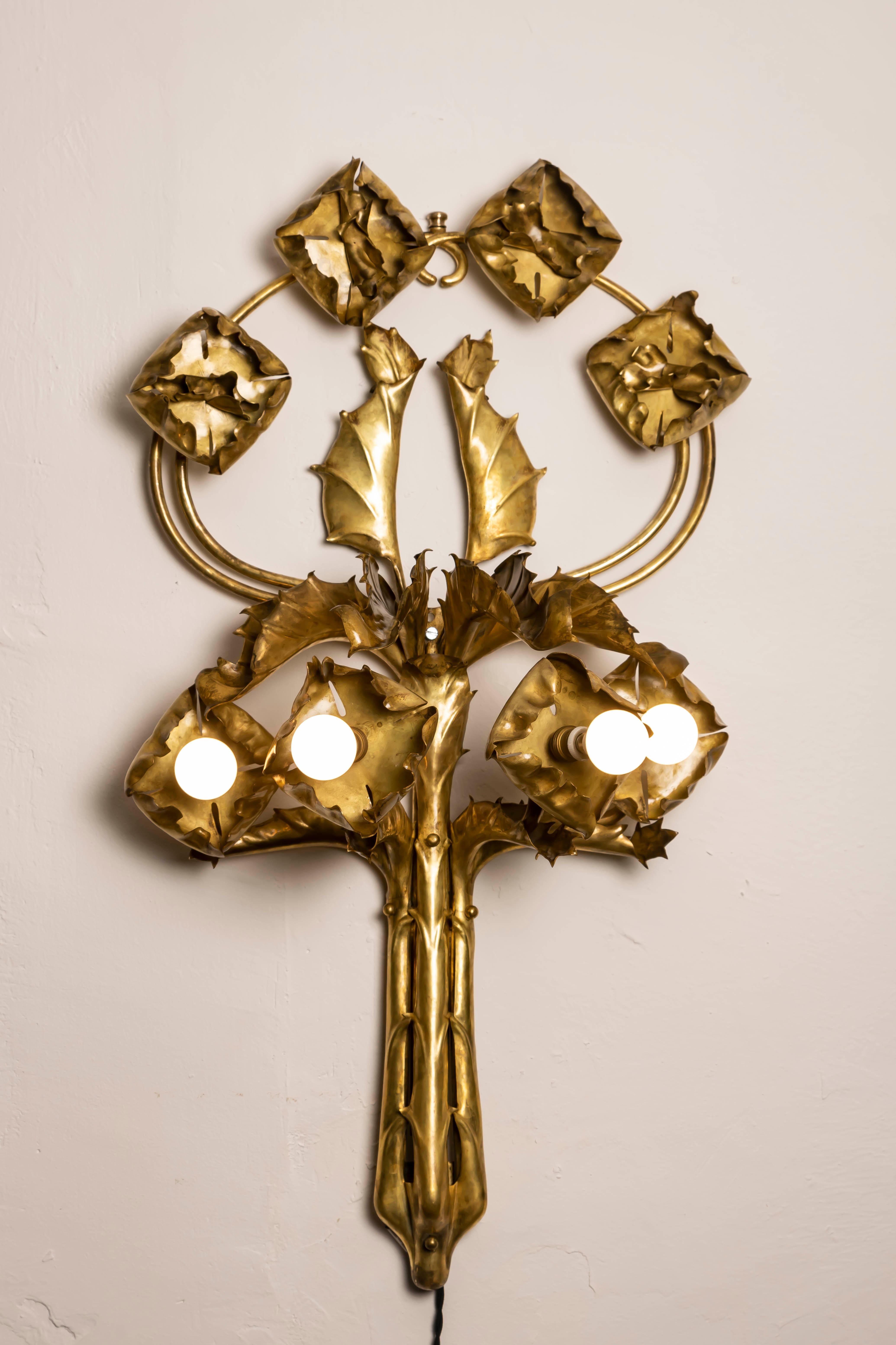 Monumentale applique da parete in ottone Art Nouveau francese con cardo In condizioni buone in vendita a BARCELONA, ES