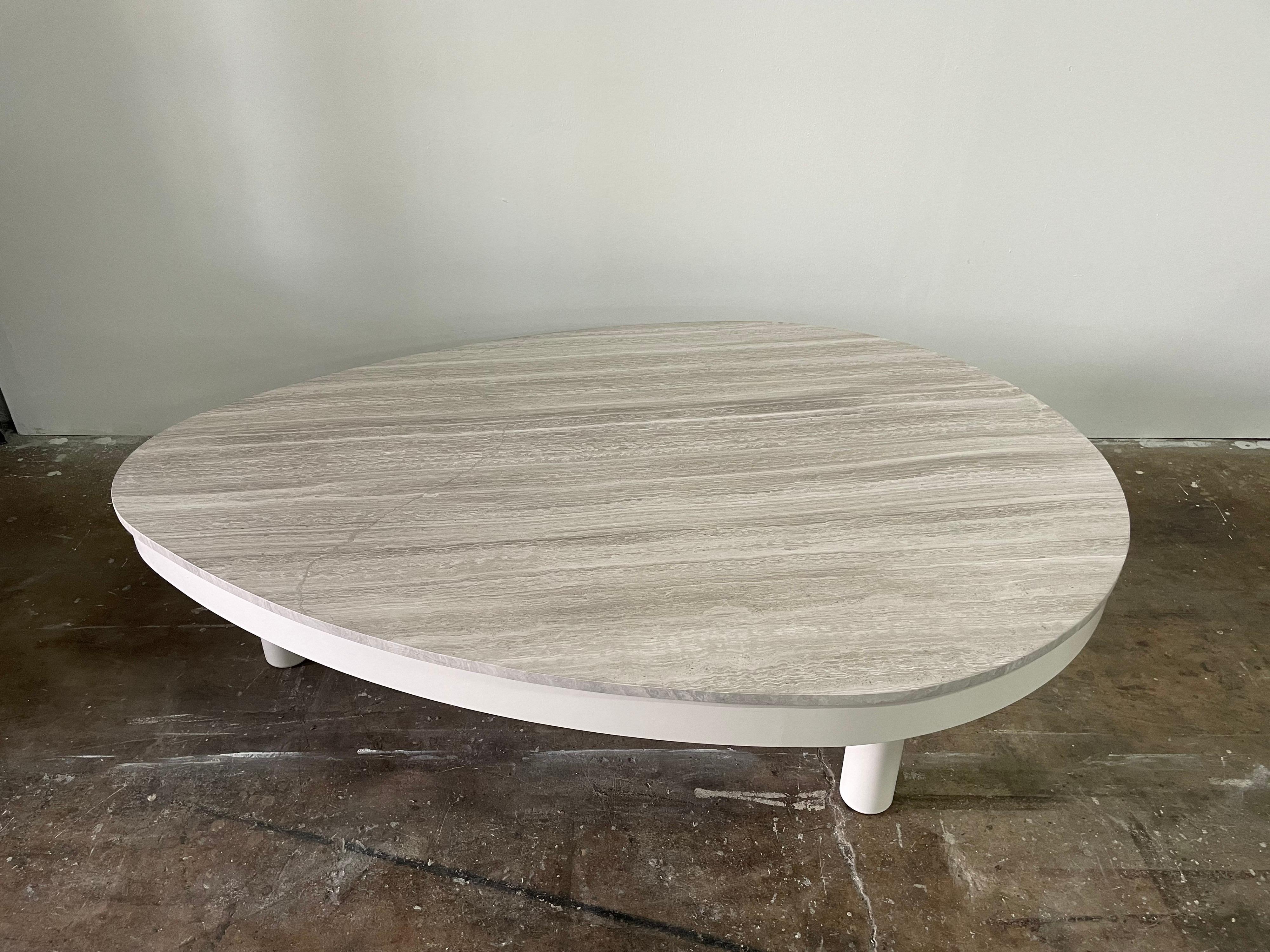 Monumentale table à cocktail biomorphique française avec plateau en marbre en vente 1