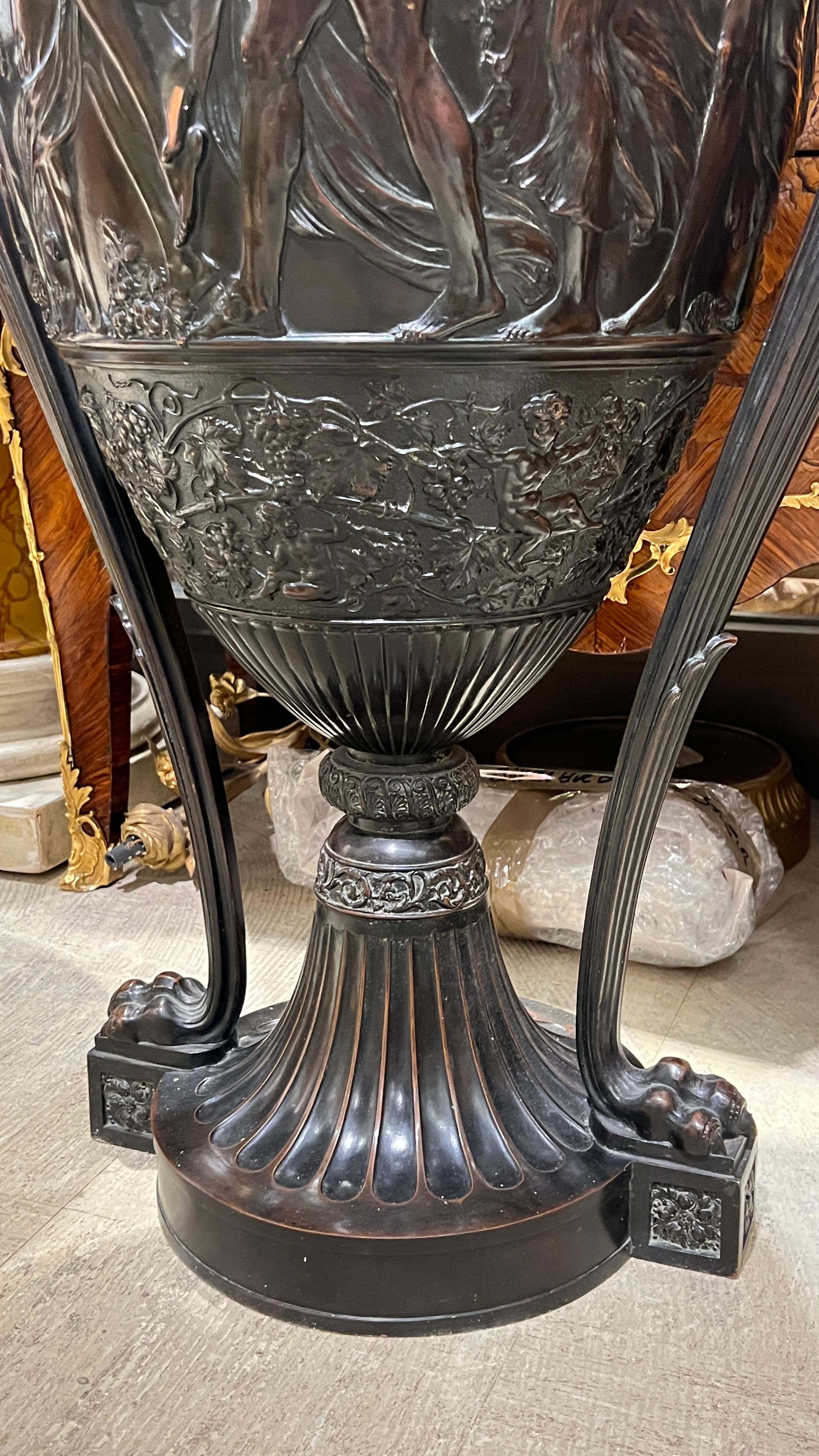 Vaso monumentale antico da 48 pollici in bronzo francese, di stile neoclassico, figurato in vendita 2