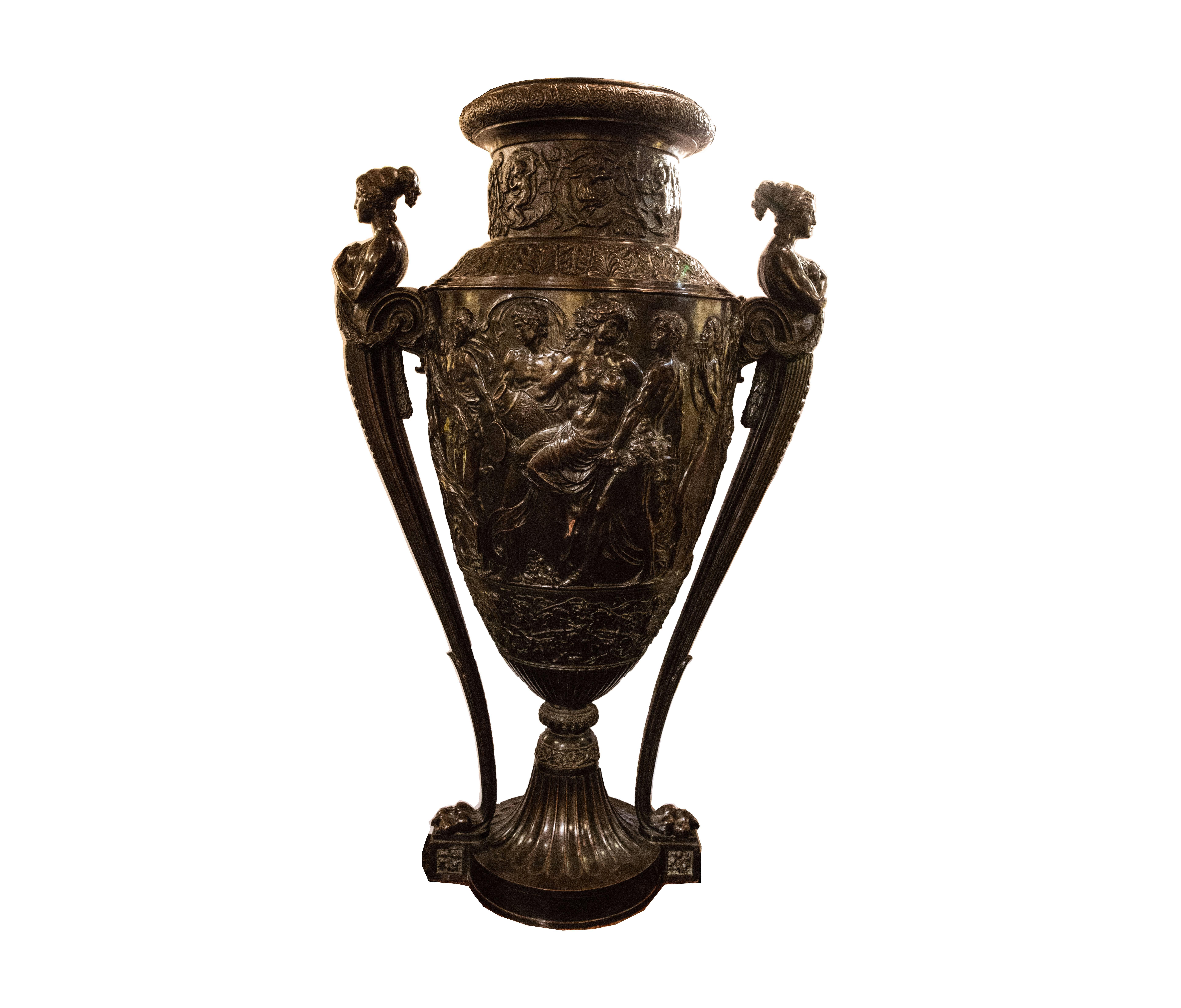 Monumentale vaso a due manici in bronzo patinato francese in stile neoclassico.