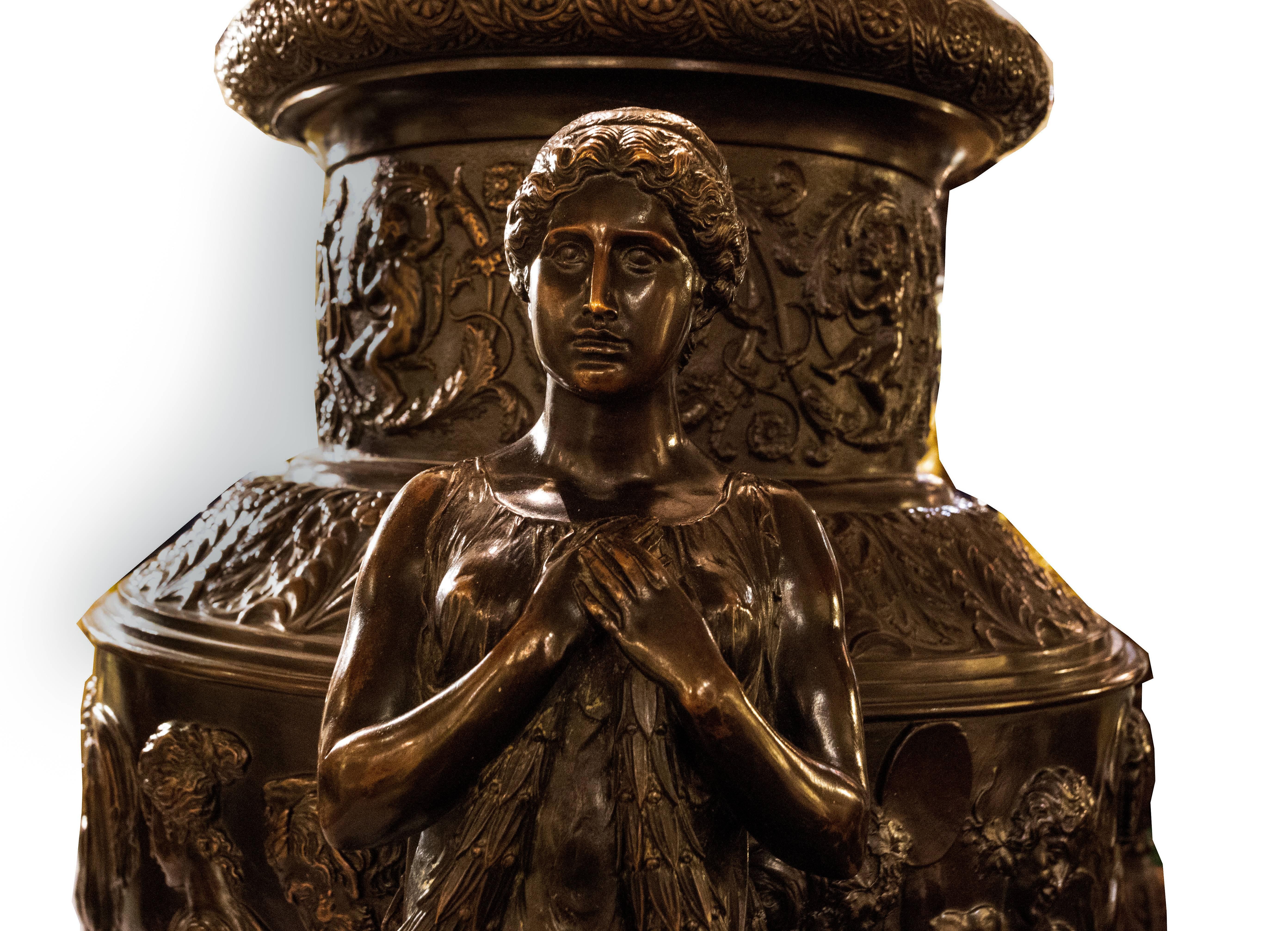 Monumental  Neoklassizistische figurale französische Bronzevase (Neoklassisch) im Angebot