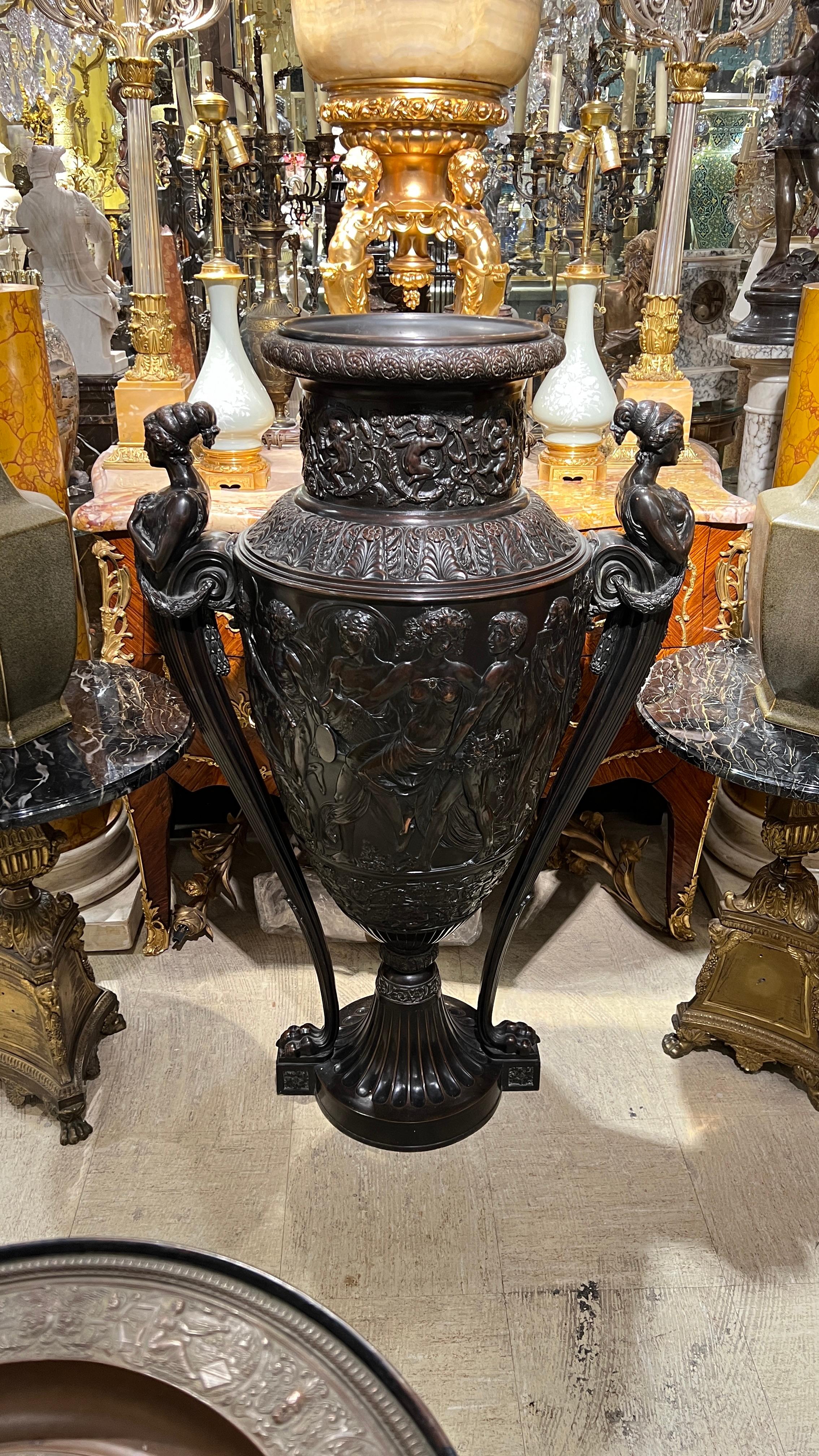 Vaso monumentale antico da 48 pollici in bronzo francese, di stile neoclassico, figurato In condizioni buone in vendita a New York, NY