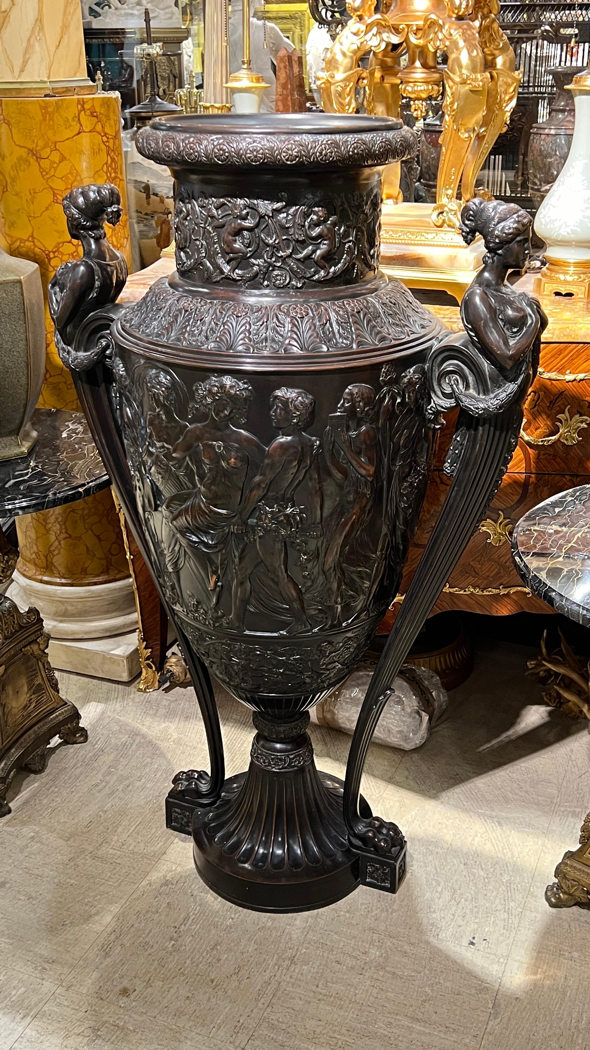 XX secolo Vaso monumentale antico da 48 pollici in bronzo francese, di stile neoclassico, figurato in vendita