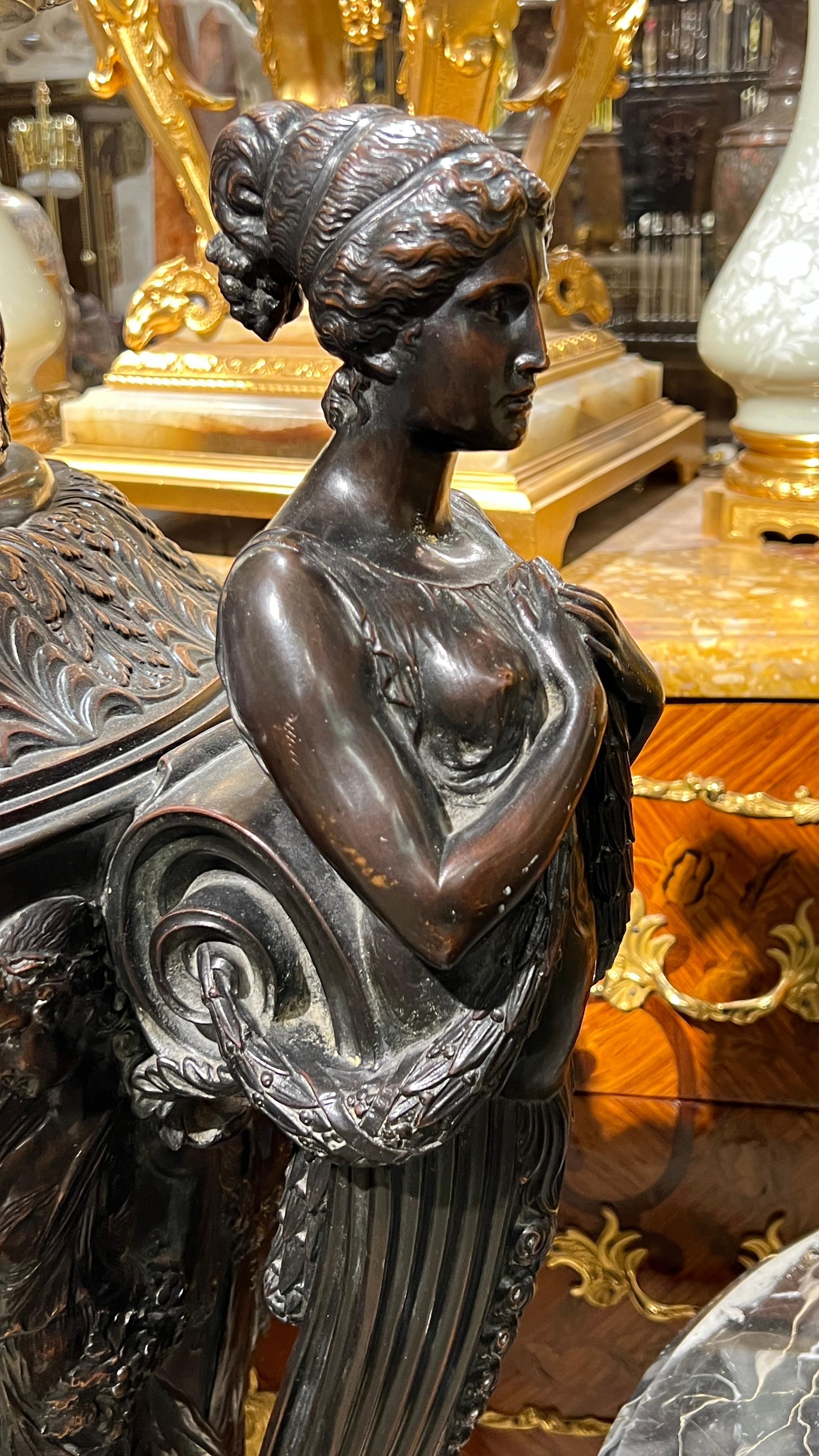 Bronzo Vaso monumentale antico da 48 pollici in bronzo francese, di stile neoclassico, figurato in vendita