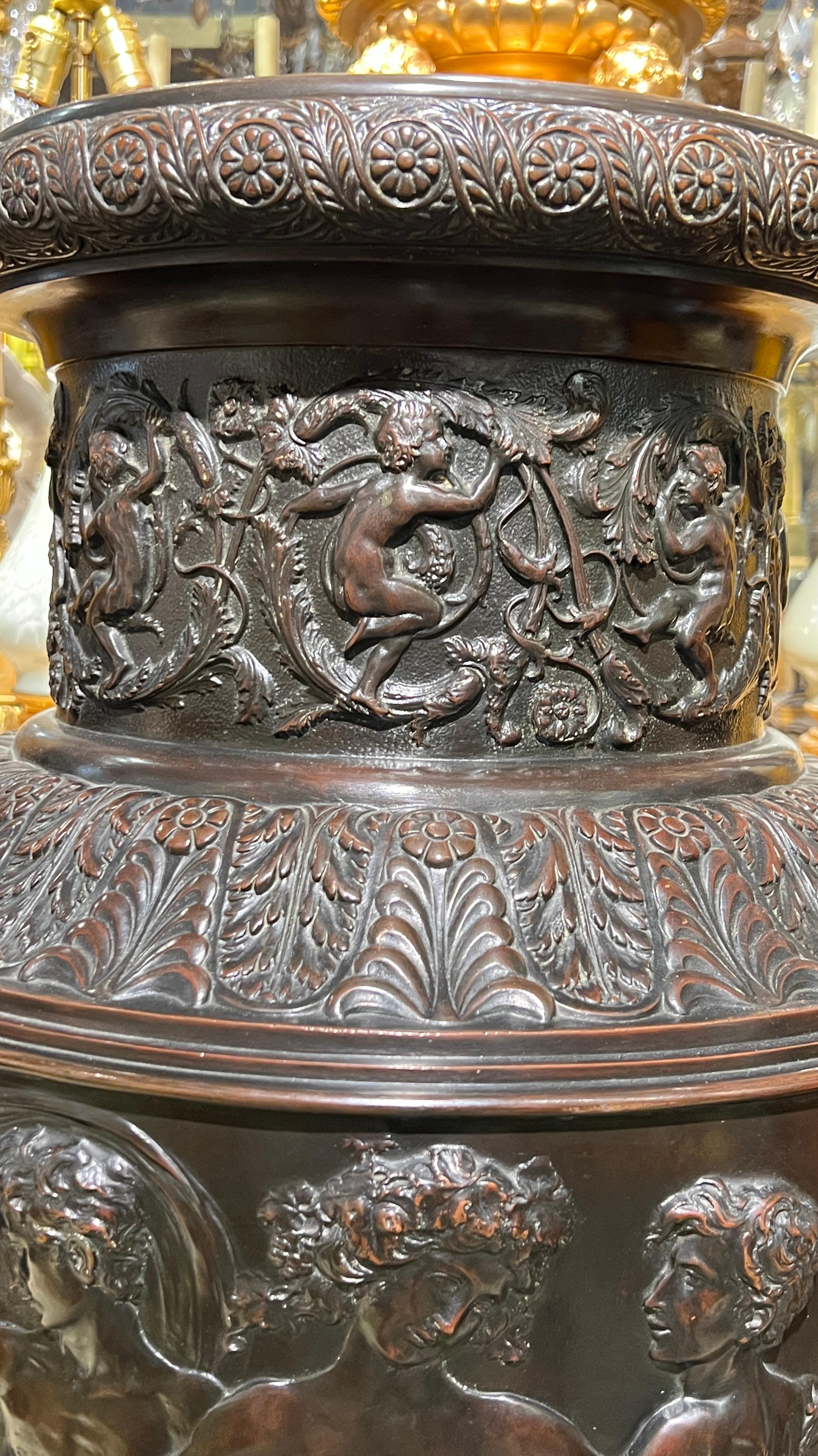 Vaso monumentale antico da 48 pollici in bronzo francese, di stile neoclassico, figurato in vendita 1