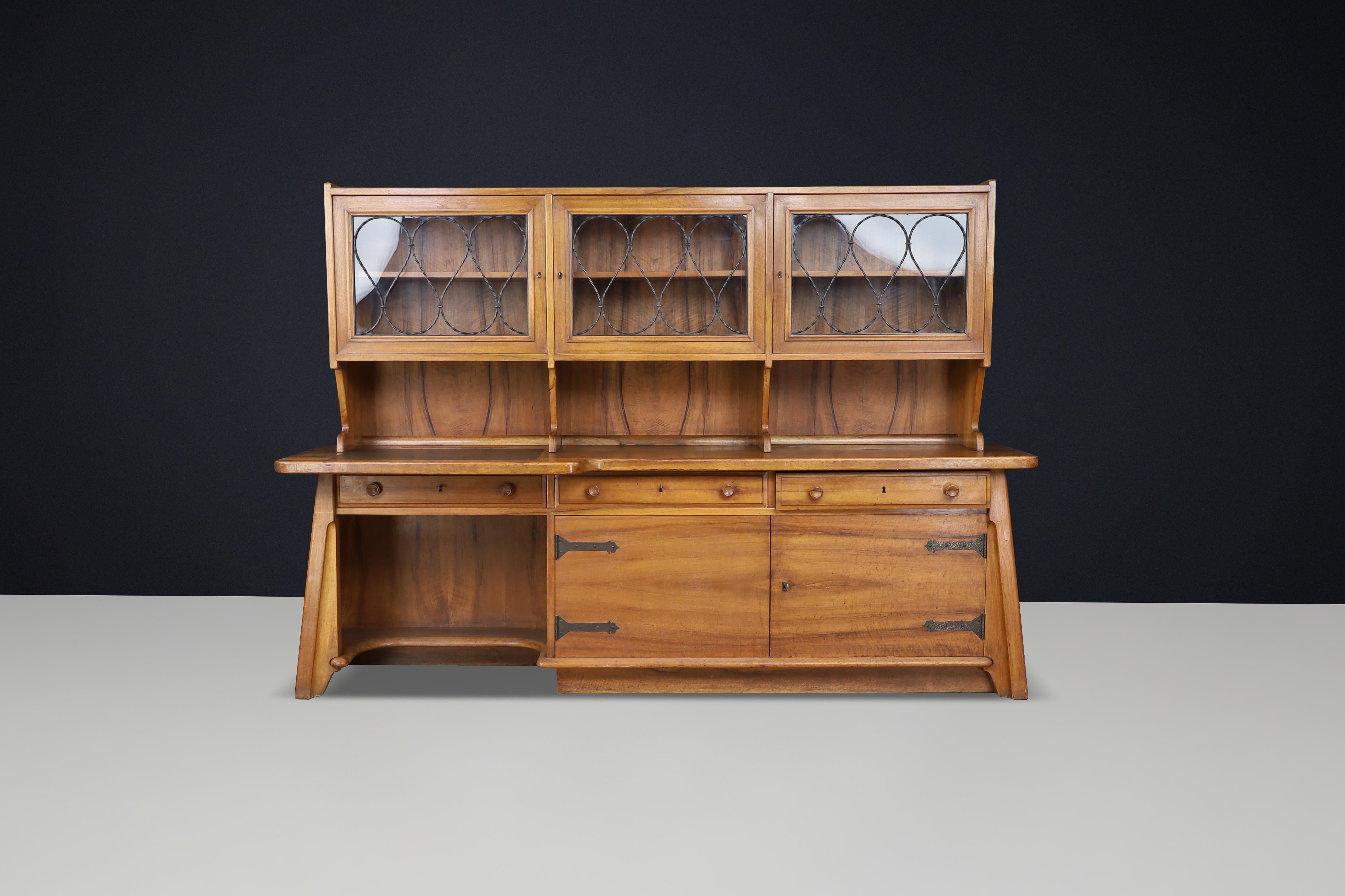 Monumental French Brutalist Walnut Cabinet & Desk, Sculptural Masterpiece, 1950s im Zustand „Gut“ im Angebot in Almelo, NL