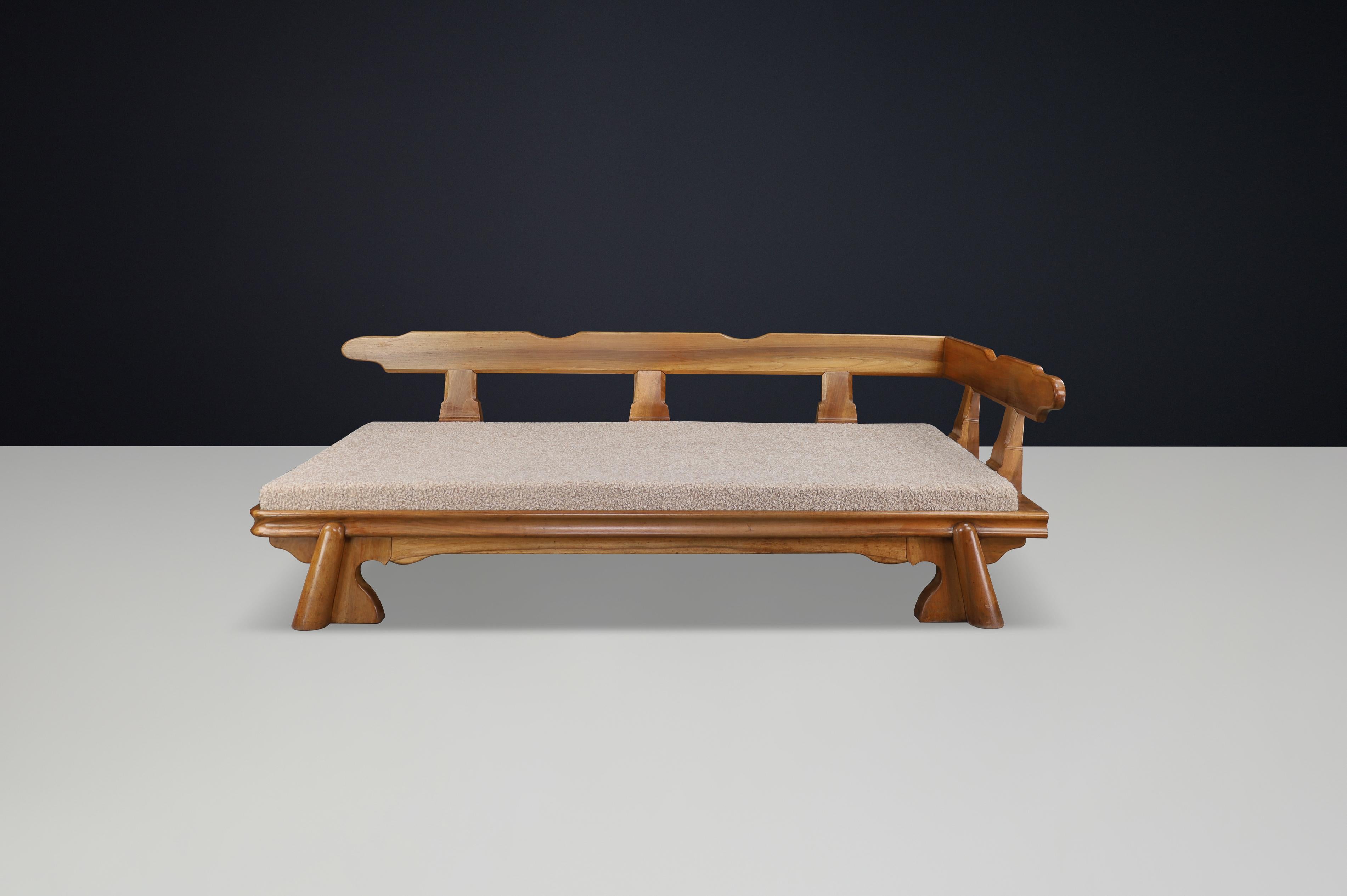 Monumentale letto da giorno francese brutalista in noce, scultoreo con rivestimento in bouclé. in vendita 4