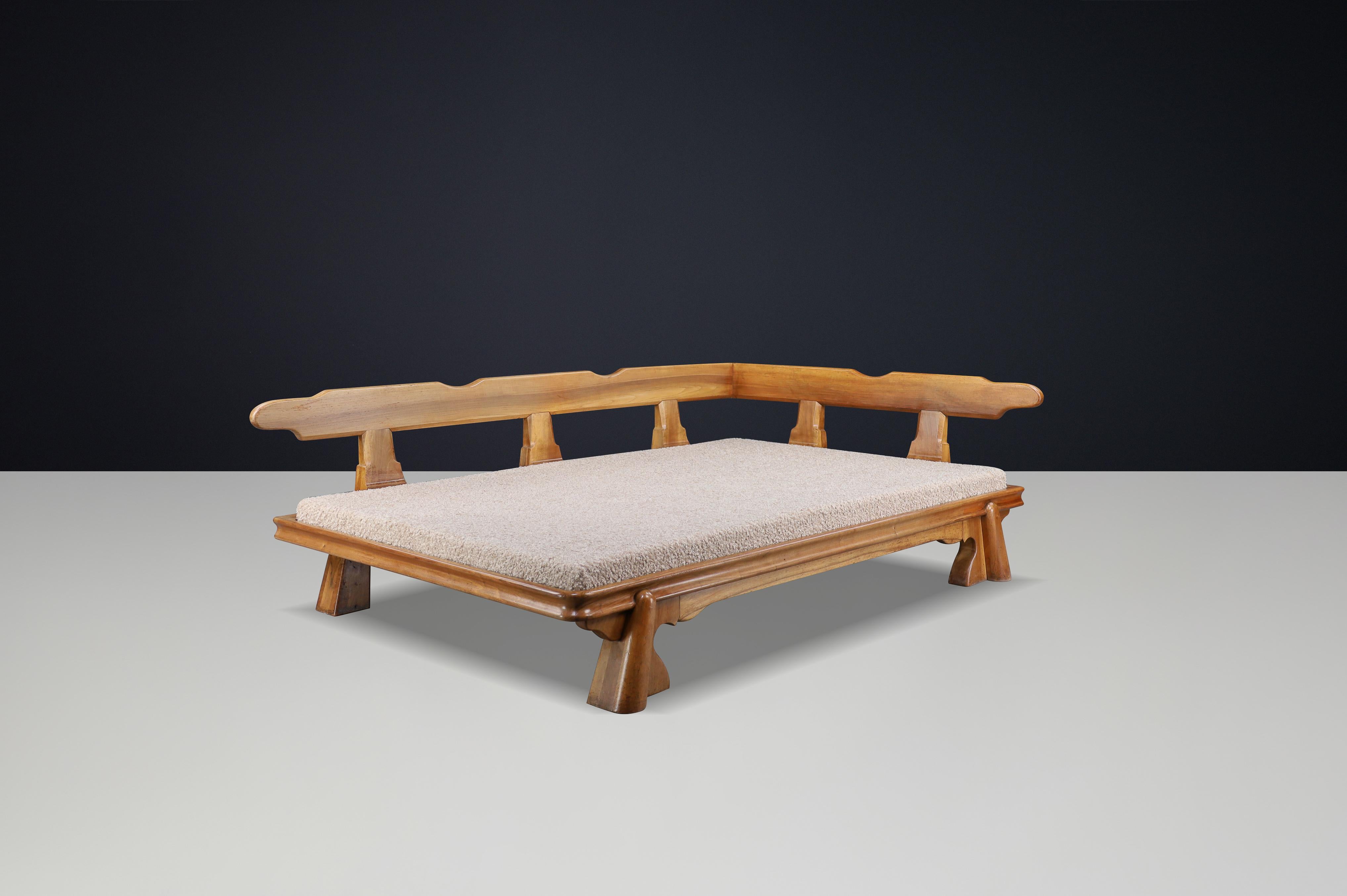Monumentale letto da giorno francese brutalista in noce, scultoreo con rivestimento in bouclé di orsetto, Francia, anni '50

Un pezzo raro e imponente del design di metà secolo, questo monumentale letto da giorno francese brutalista degli anni '50