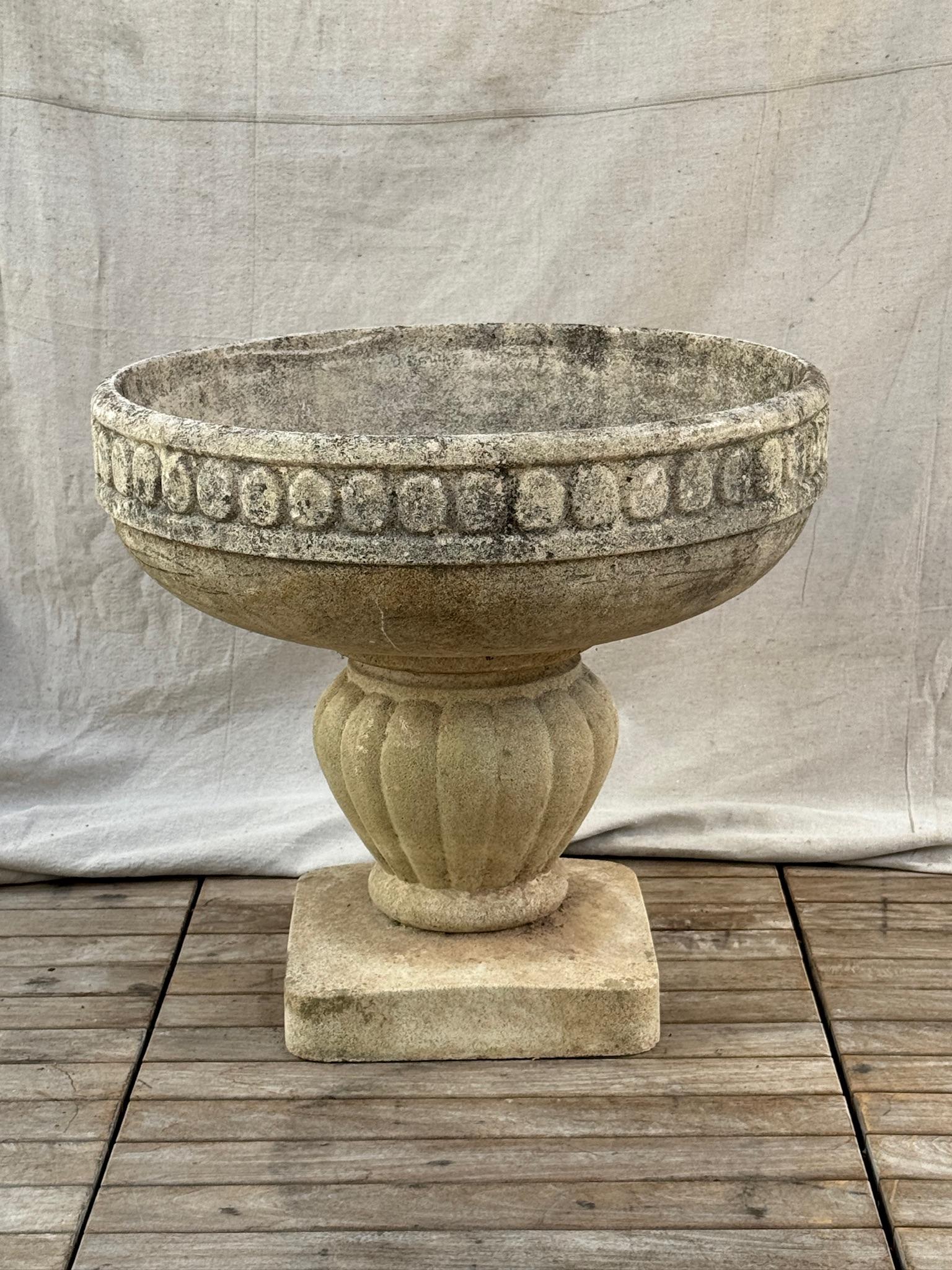 Monumental Jardinera Campana de Fundición Francesa sobre Pedestal Acanalado en venta 3