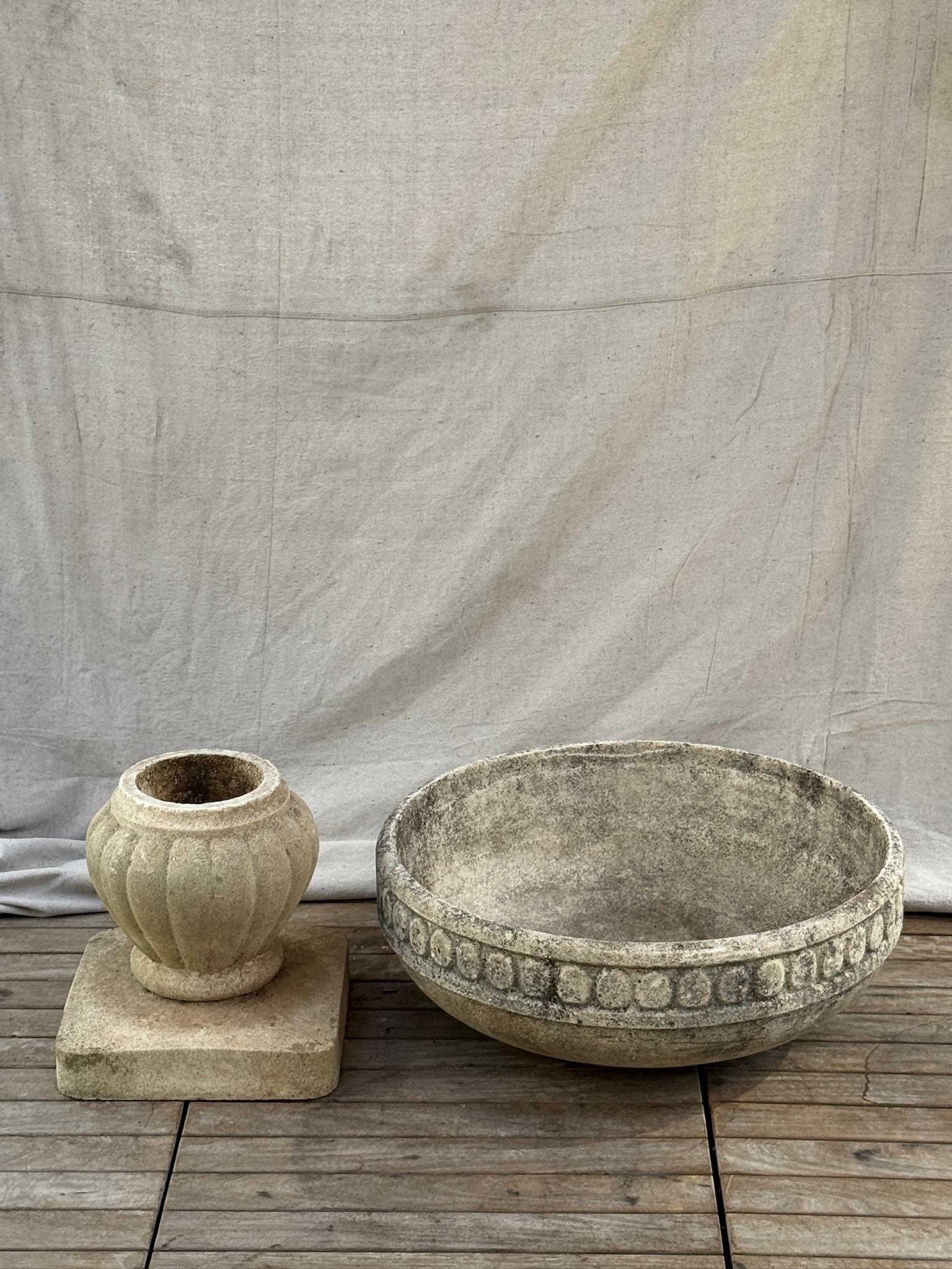 Monumental Jardinera Campana de Fundición Francesa sobre Pedestal Acanalado en venta 4