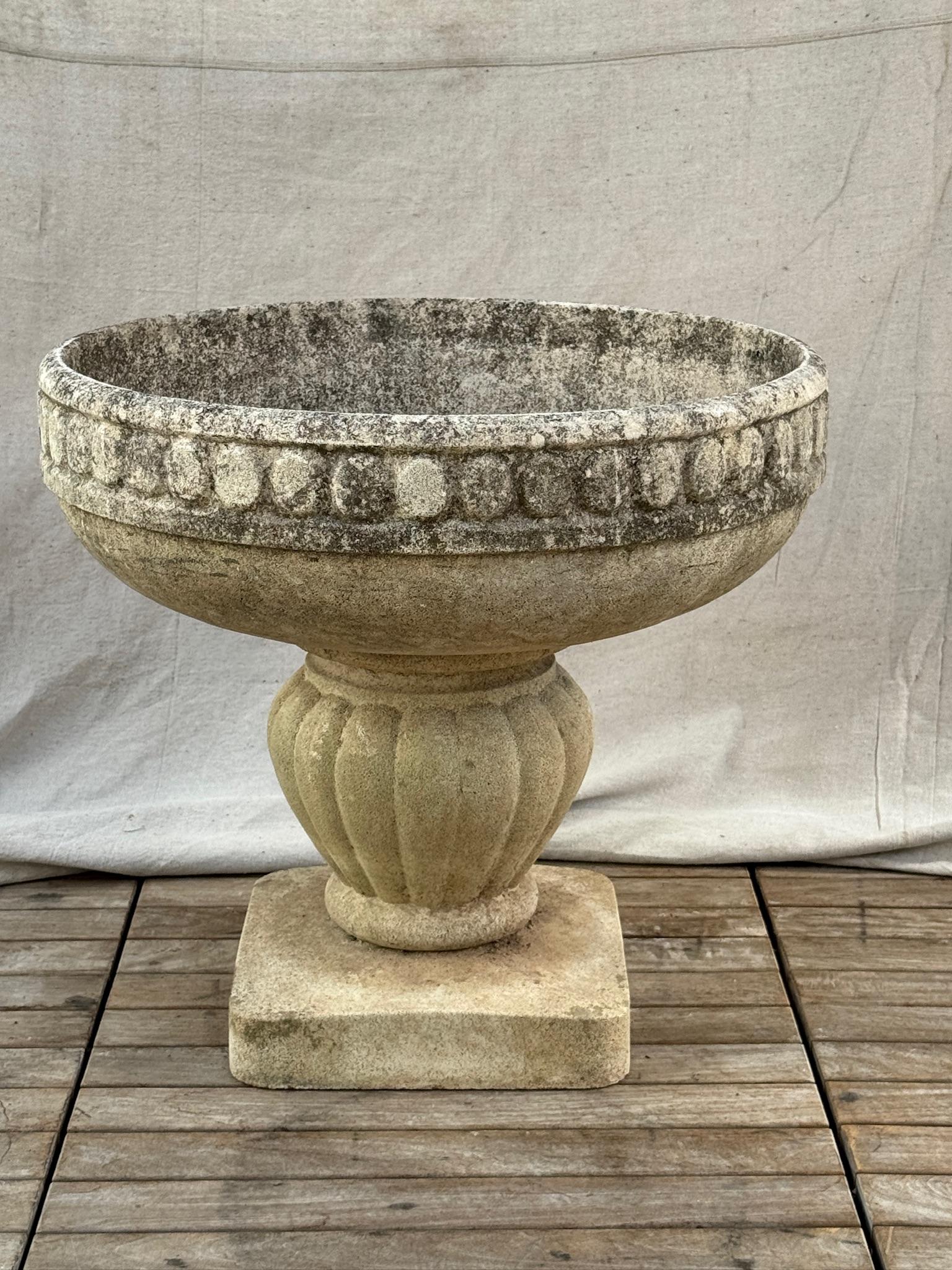 Monumental Jardinera Campana de Fundición Francesa sobre Pedestal Acanalado Provincial francés en venta