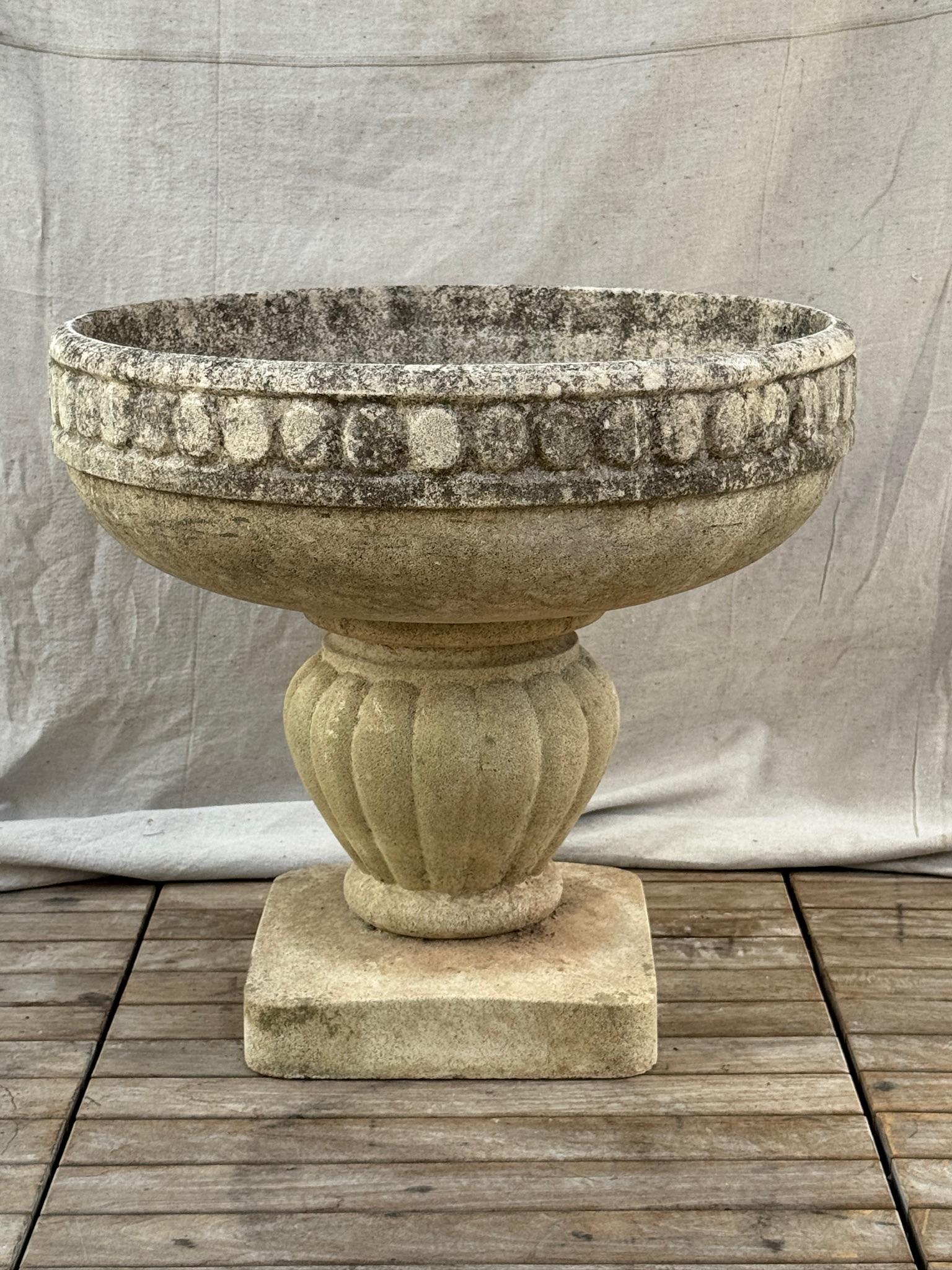 Monumental Jardinera Campana de Fundición Francesa sobre Pedestal Acanalado Francés en venta