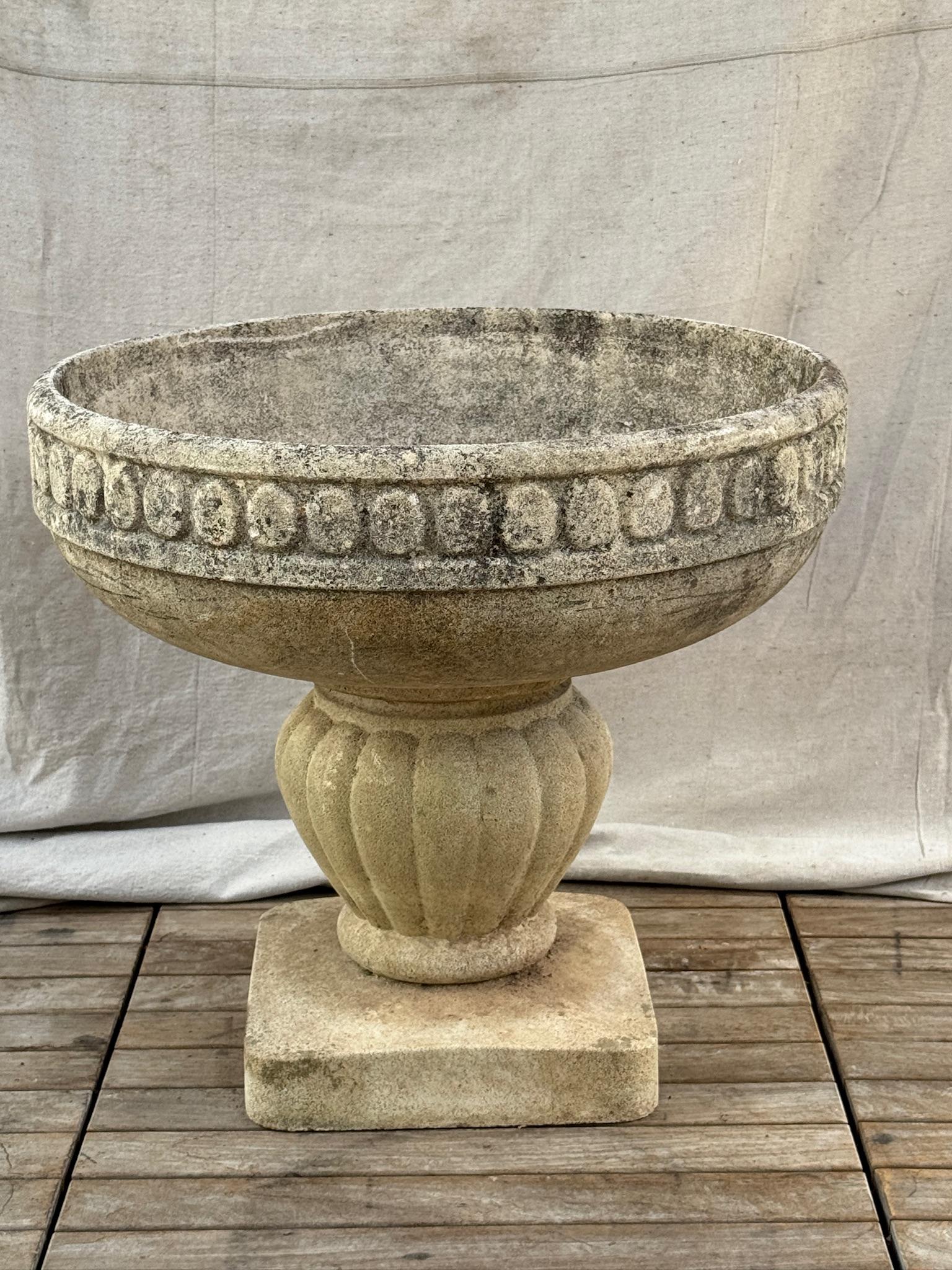 Monumental Jardinera Campana de Fundición Francesa sobre Pedestal Acanalado en Bueno estado para la venta en West Hollywood, CA
