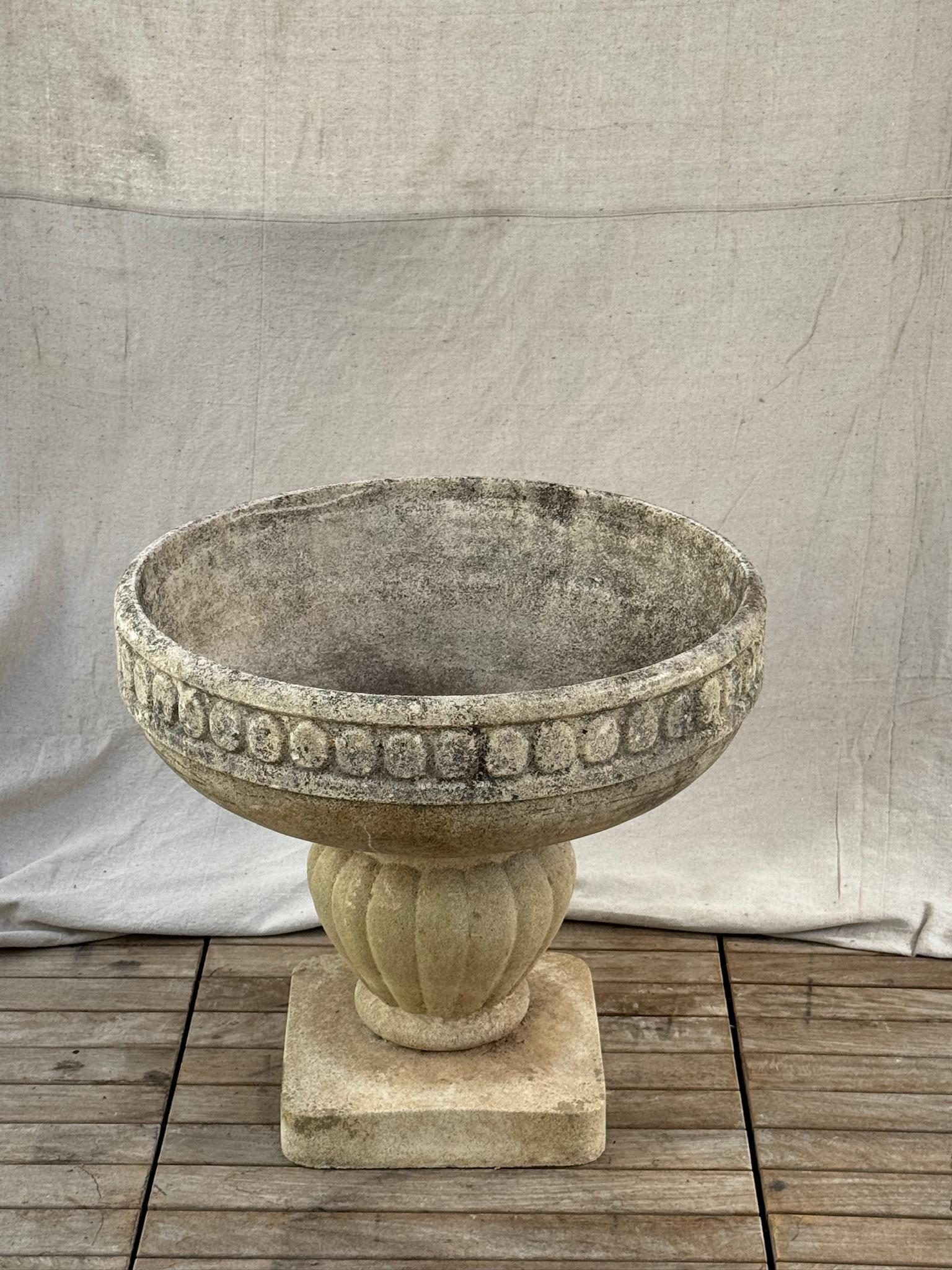 Monumental Jardinera Campana de Fundición Francesa sobre Pedestal Acanalado siglo XX en venta
