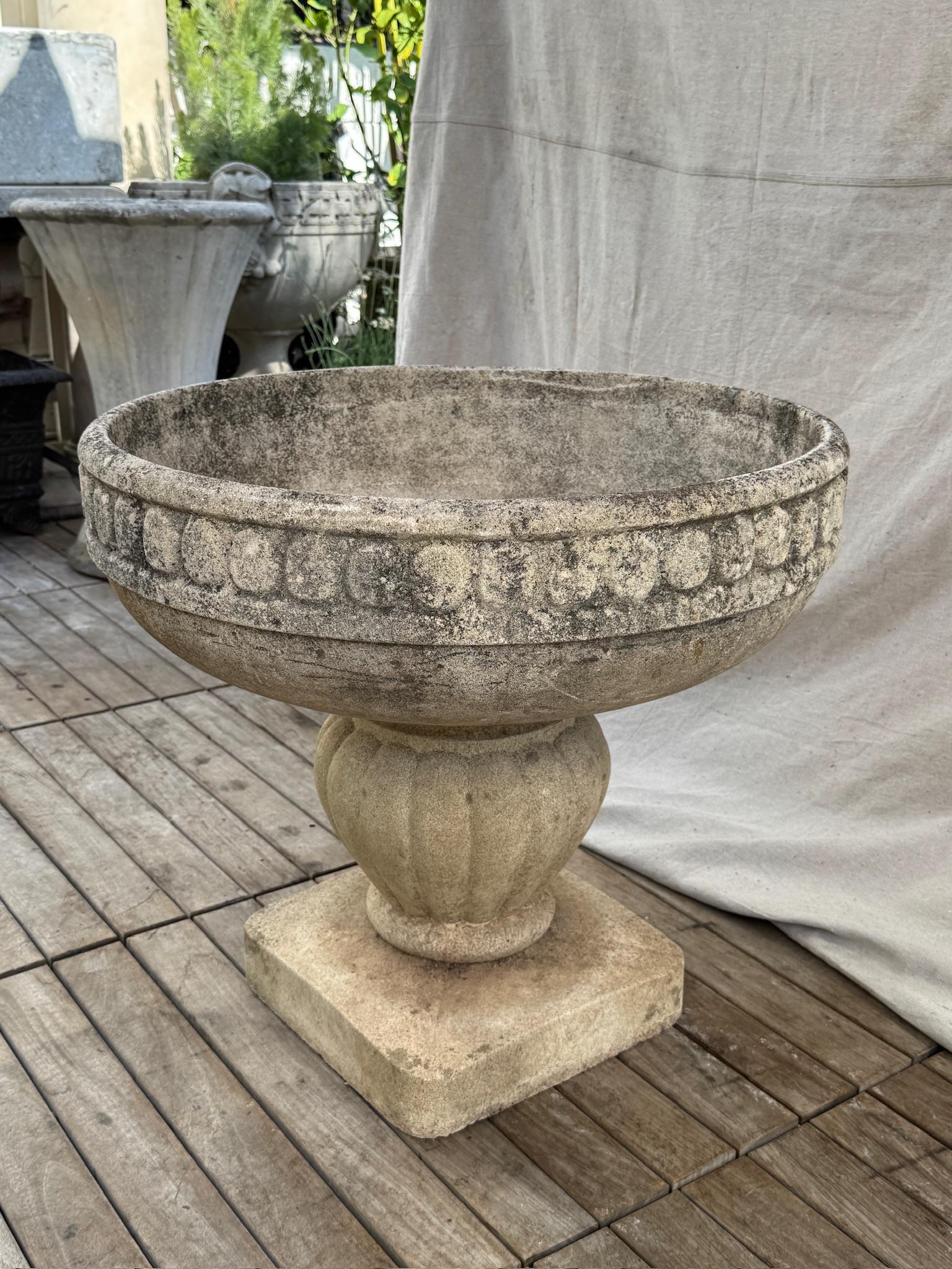 Monumental Jardinera Campana de Fundición Francesa sobre Pedestal Acanalado Piedra de molde en venta