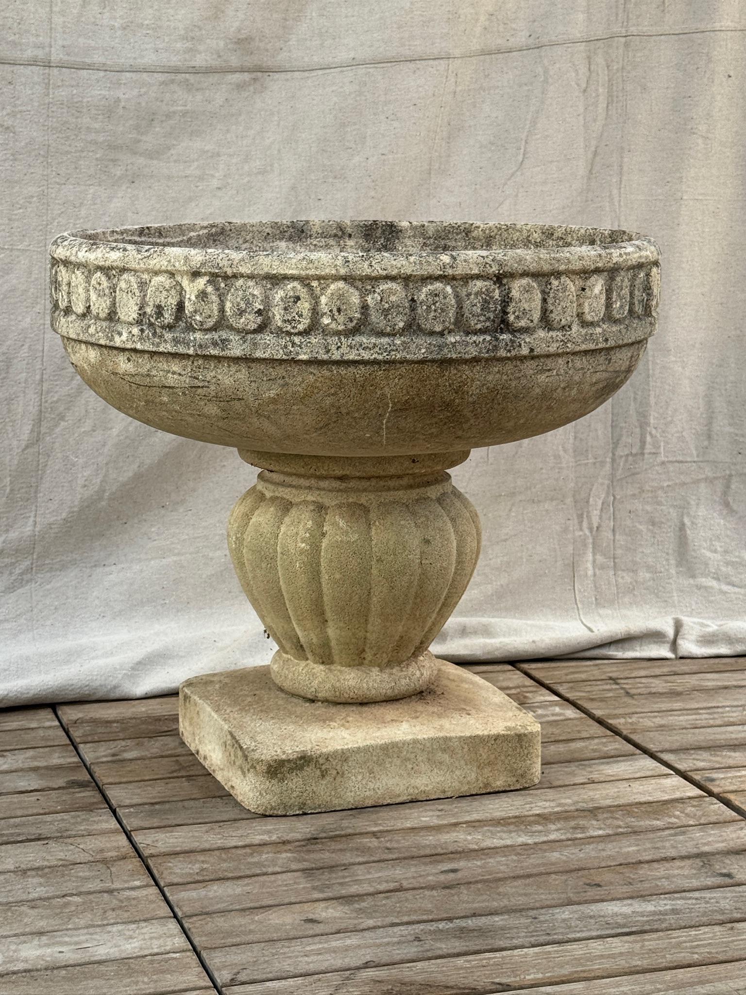Monumental Jardinera Campana de Fundición Francesa sobre Pedestal Acanalado en venta 1