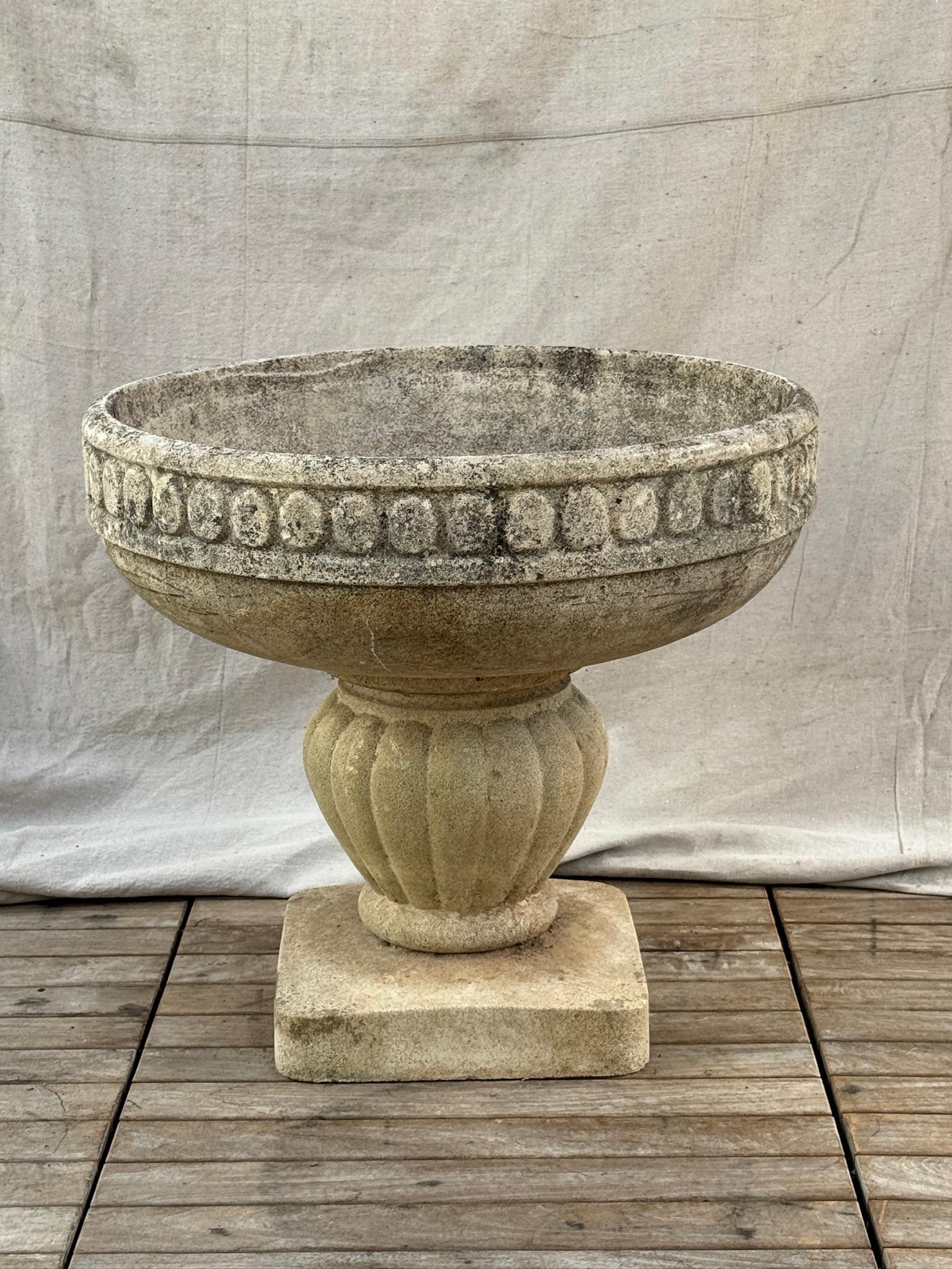 Monumental Jardinera Campana de Fundición Francesa sobre Pedestal Acanalado en venta 2