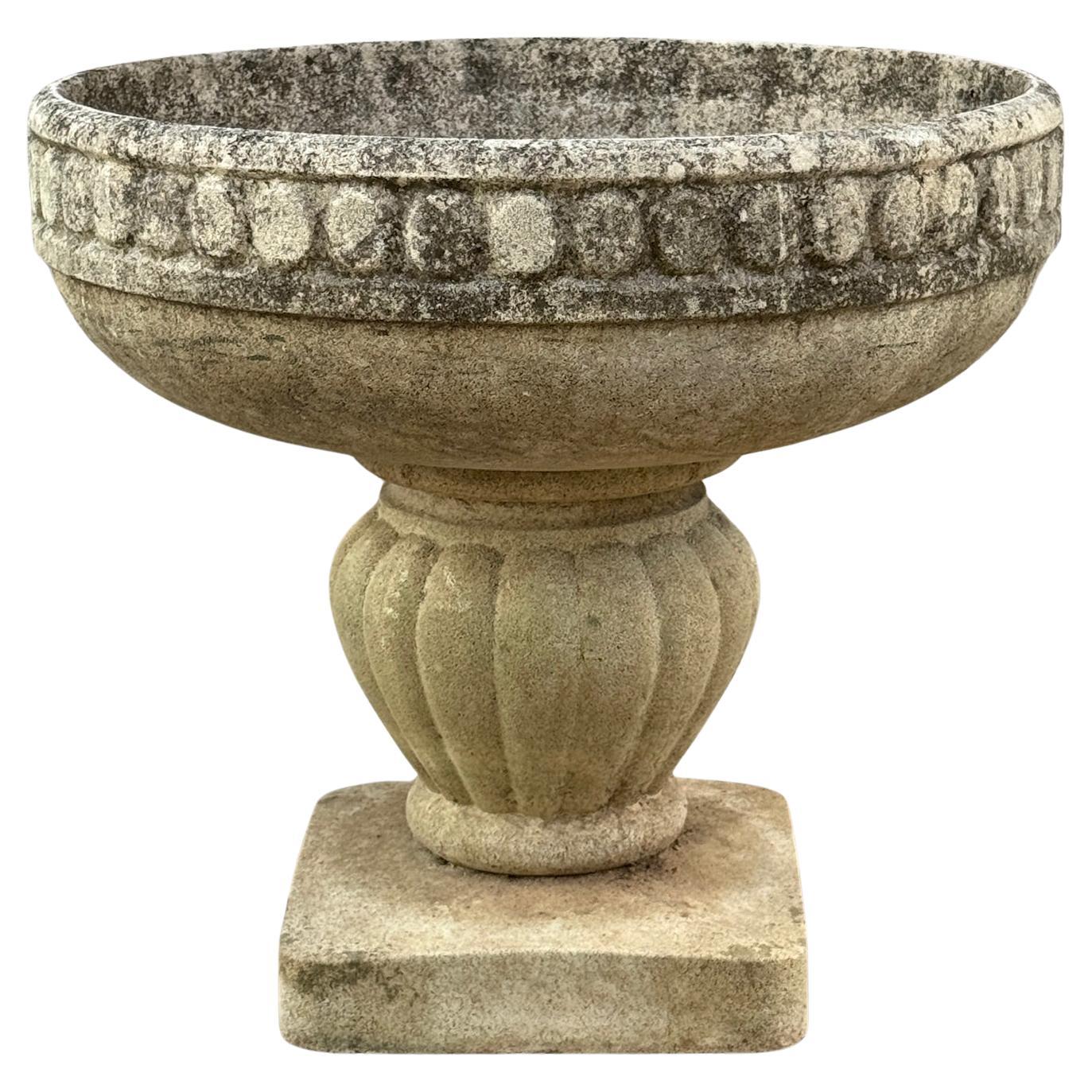 Monumental Jardinera Campana de Fundición Francesa sobre Pedestal Acanalado en venta