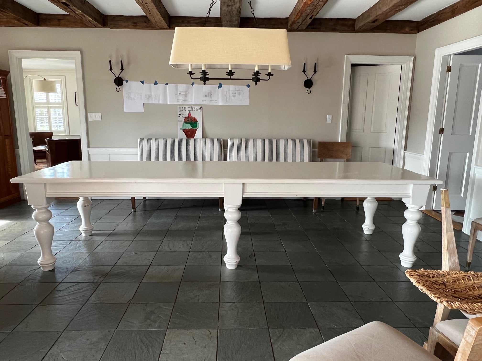 Monumentale table de récolte en pin de première qualité de style campagne française par PJ Milligan, Santa Barbara, ayant une longueur spacieuse de 11 pieds et une belle finition peinte en blanc. Le plateau épais est soutenu par des pieds tournés.  