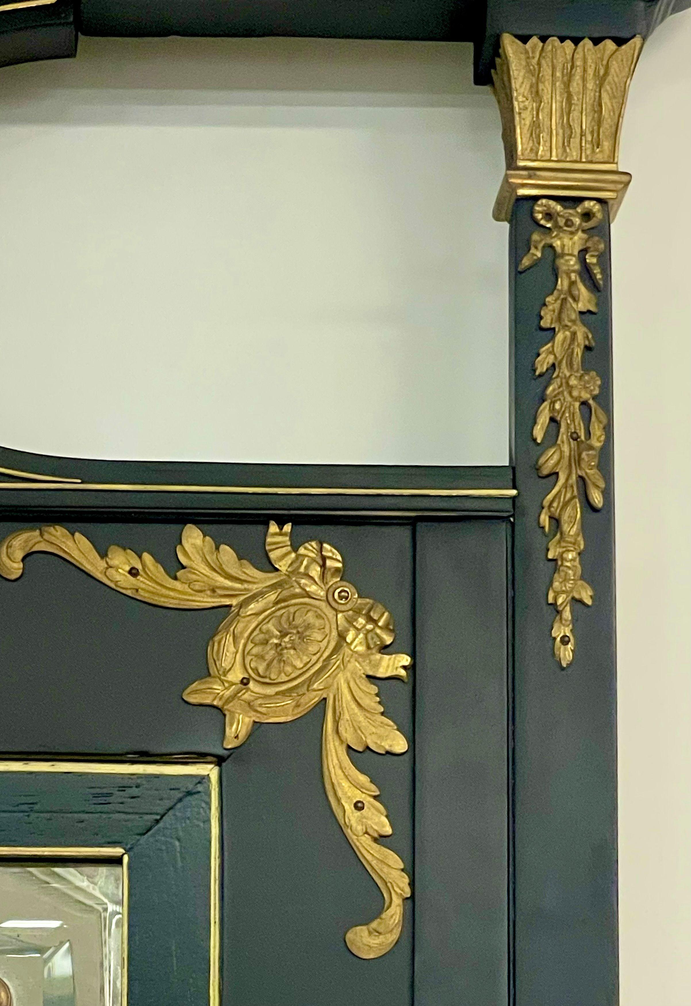 Monumentaler französischer ebonisierter Spiegel im Directoire-Stil, abgeschrägt mit Messing-Akzenten im Zustand „Gut“ in Stamford, CT