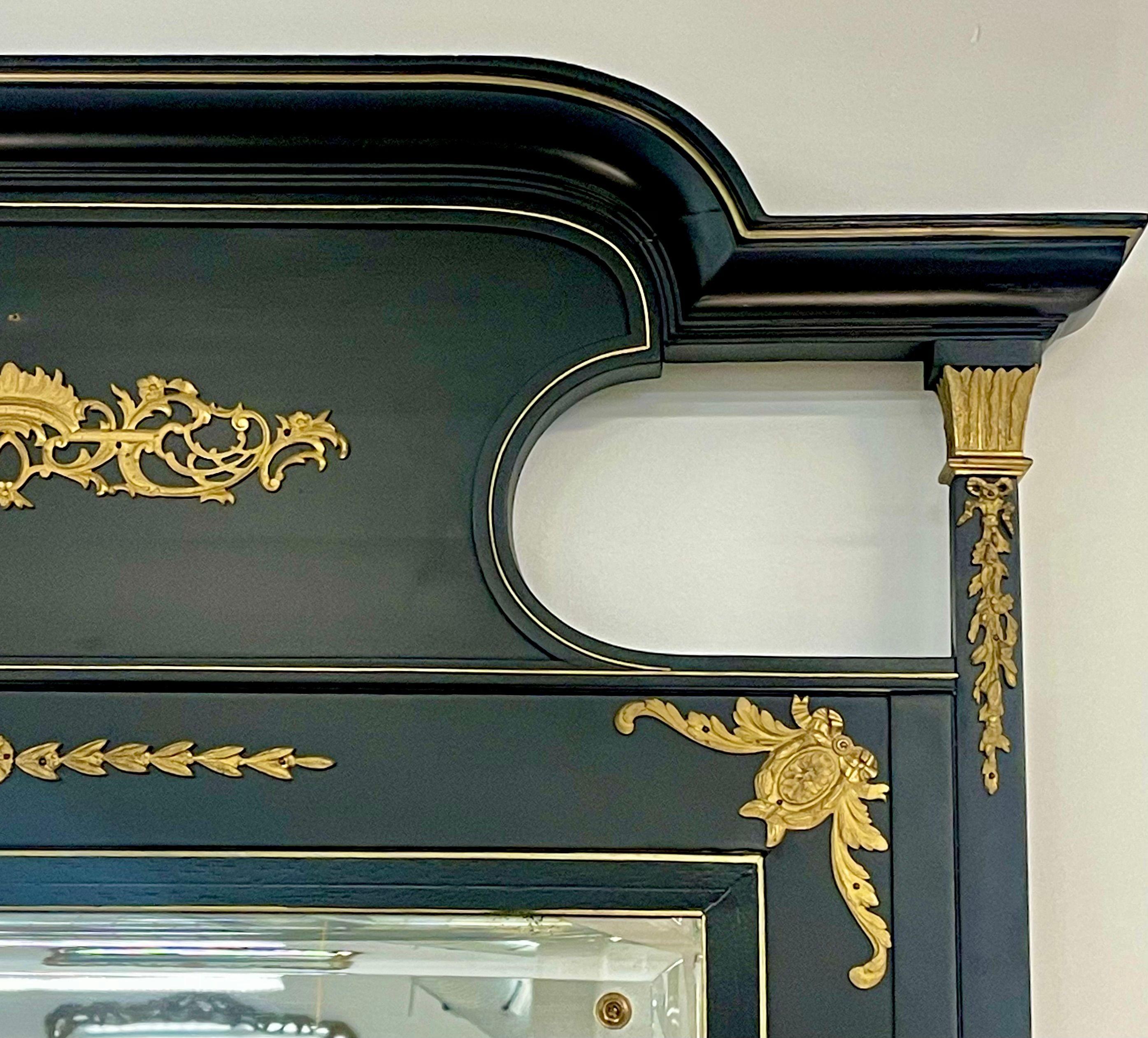 Monumentaler französischer ebonisierter Spiegel im Directoire-Stil, abgeschrägt mit Messing-Akzenten (Mitte des 20. Jahrhunderts)