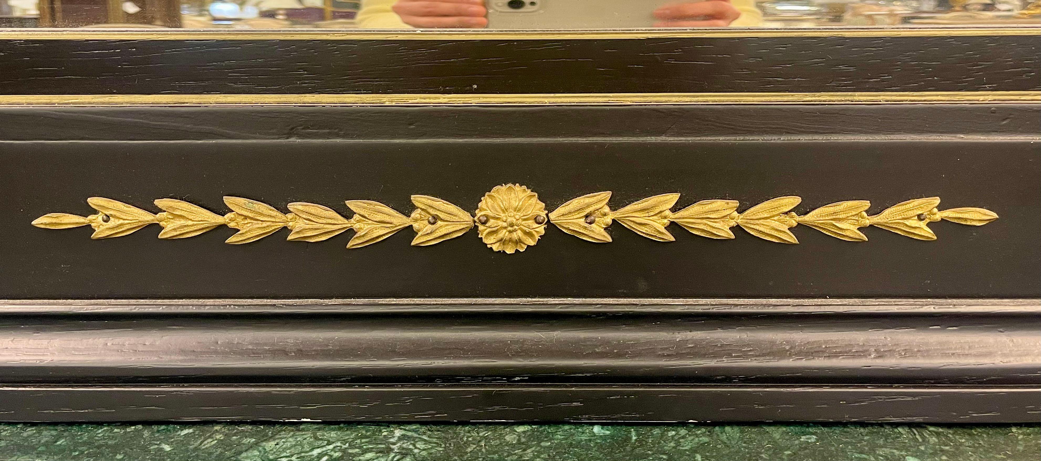 Legno Monumentale specchio francese in stile Directoire ebanizzato smussato con accenti in ottone in vendita