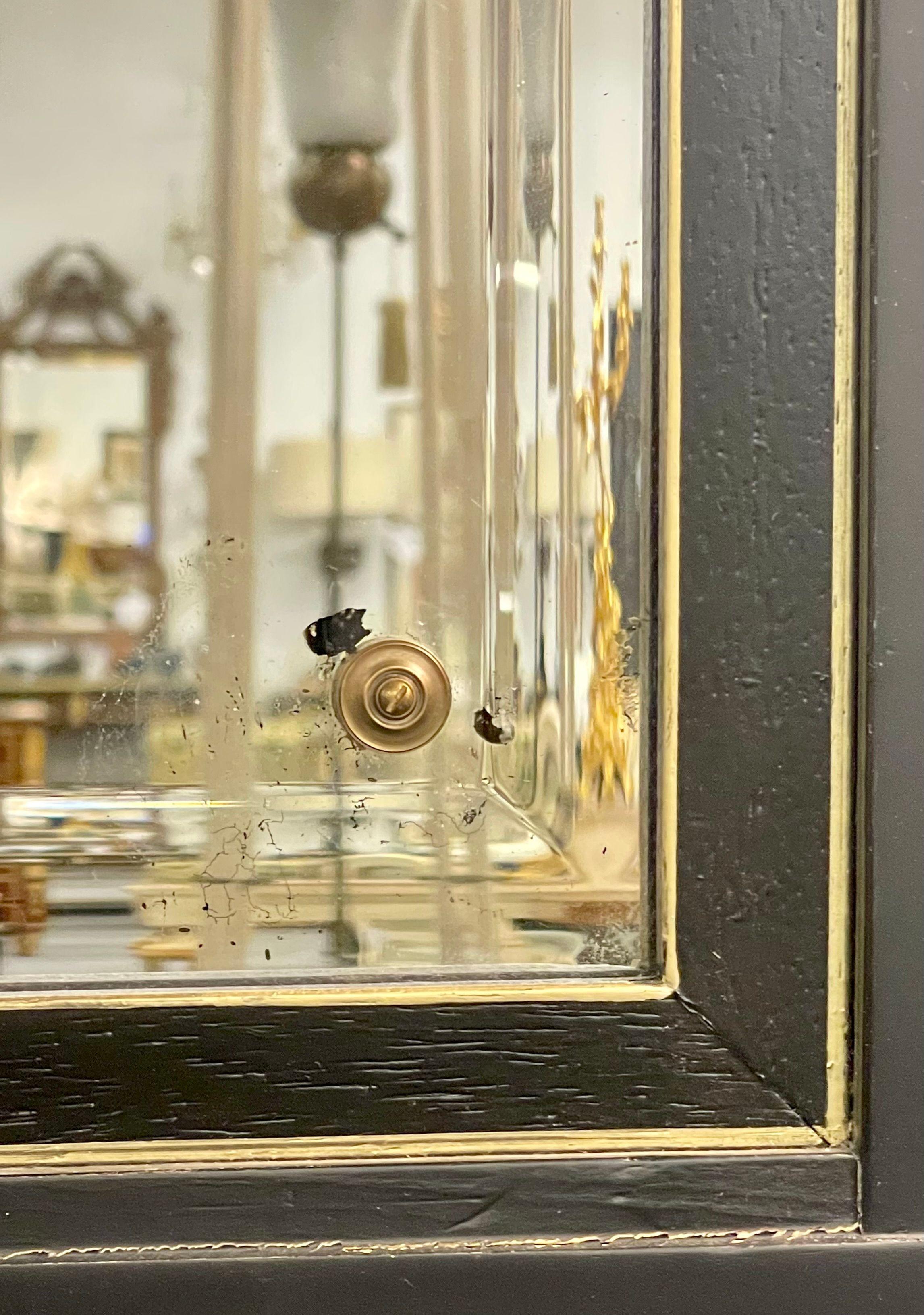 Monumentale specchio francese in stile Directoire ebanizzato smussato con accenti in ottone in vendita 1