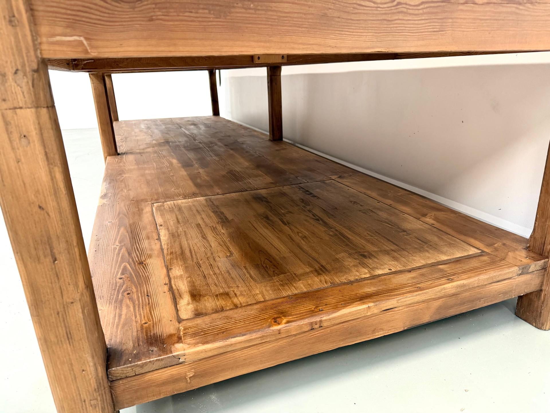 Table monumentale de drapier français, années 1950 en vente 7