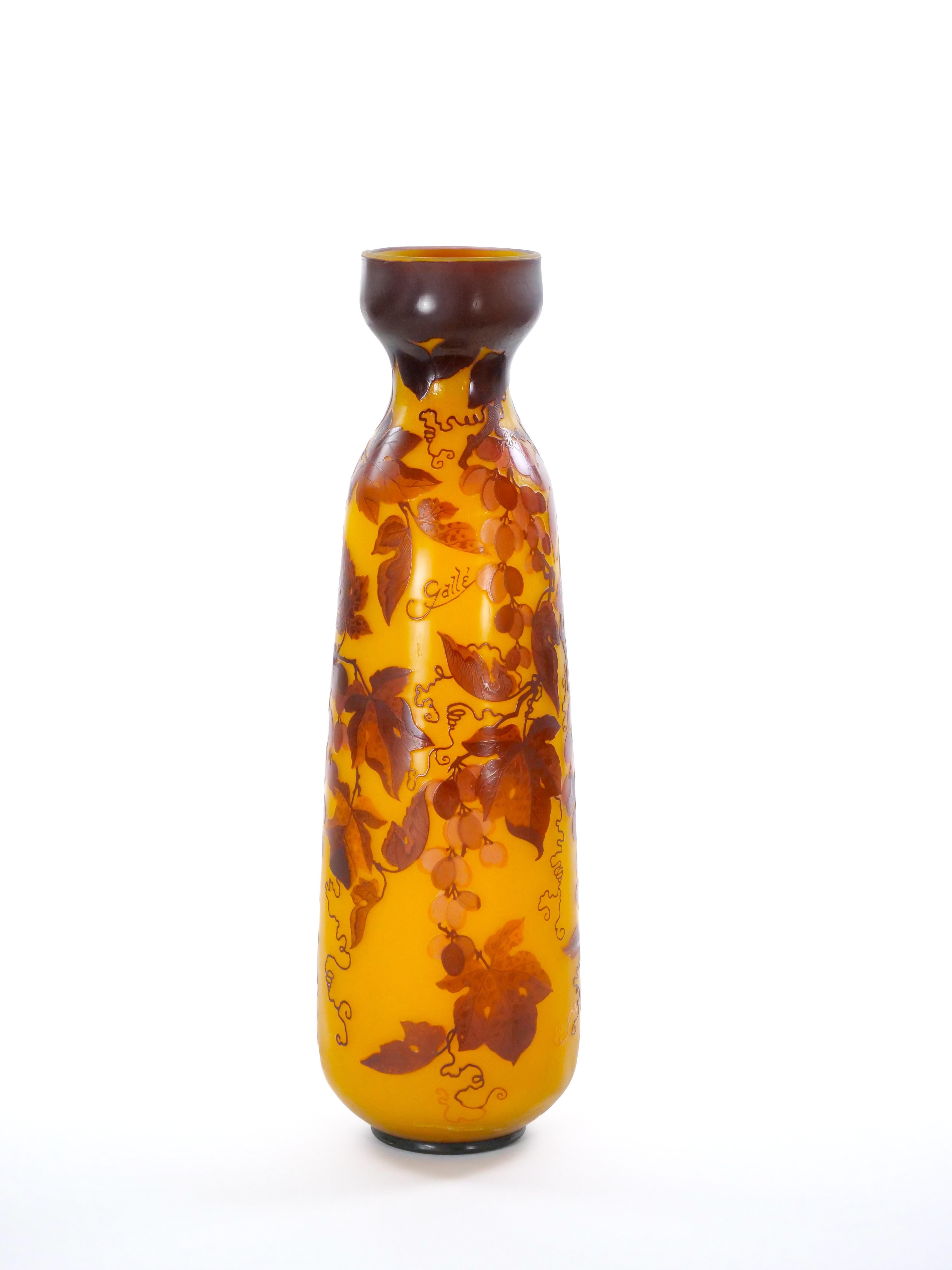 Monumentale französische Galle Art Nouveau Kamee-Glasvase - Weinreben-Motiv im Angebot 3