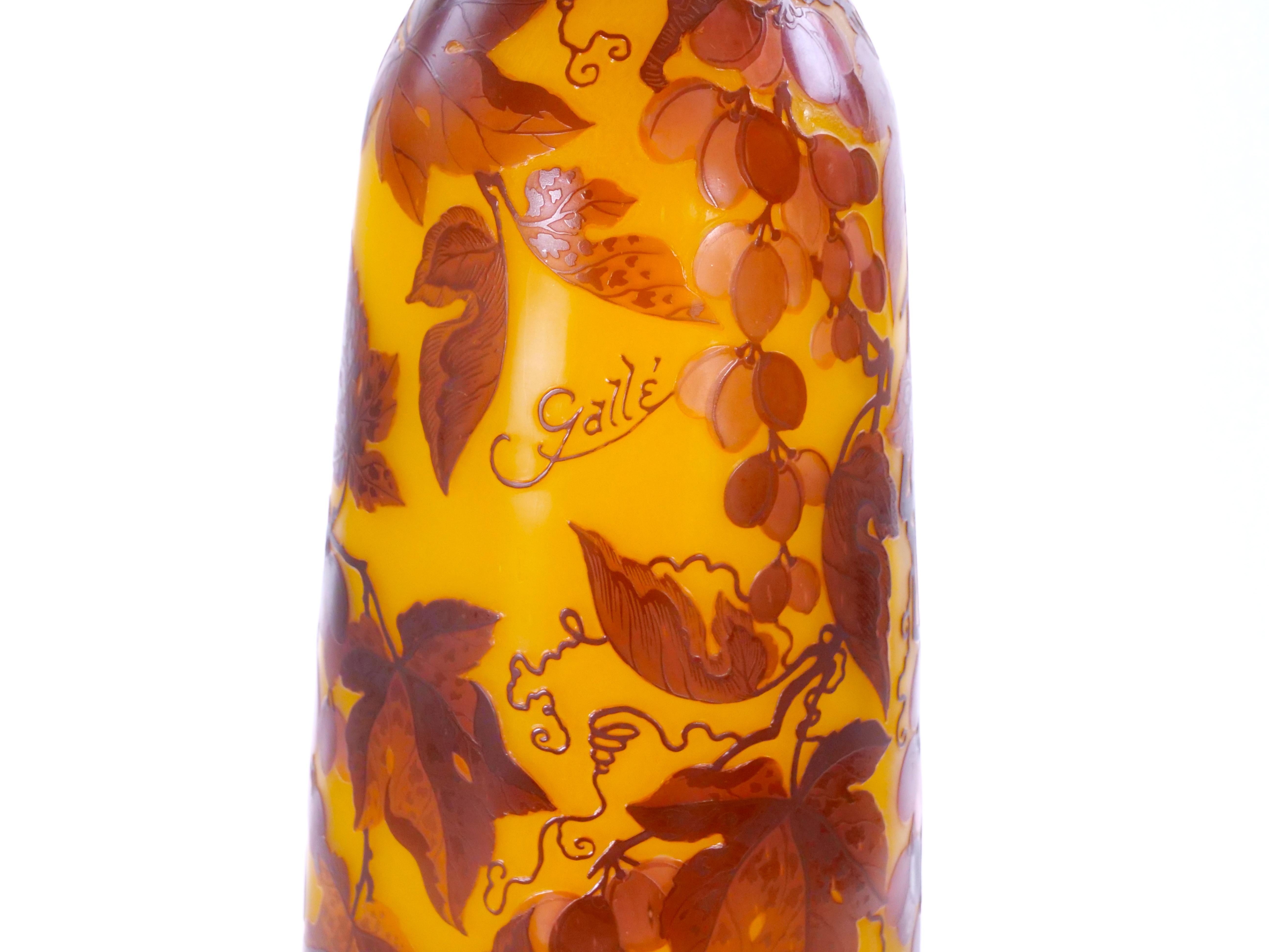 Monumentale französische Galle Art Nouveau Kamee-Glasvase - Weinreben-Motiv (Geschnitzt) im Angebot