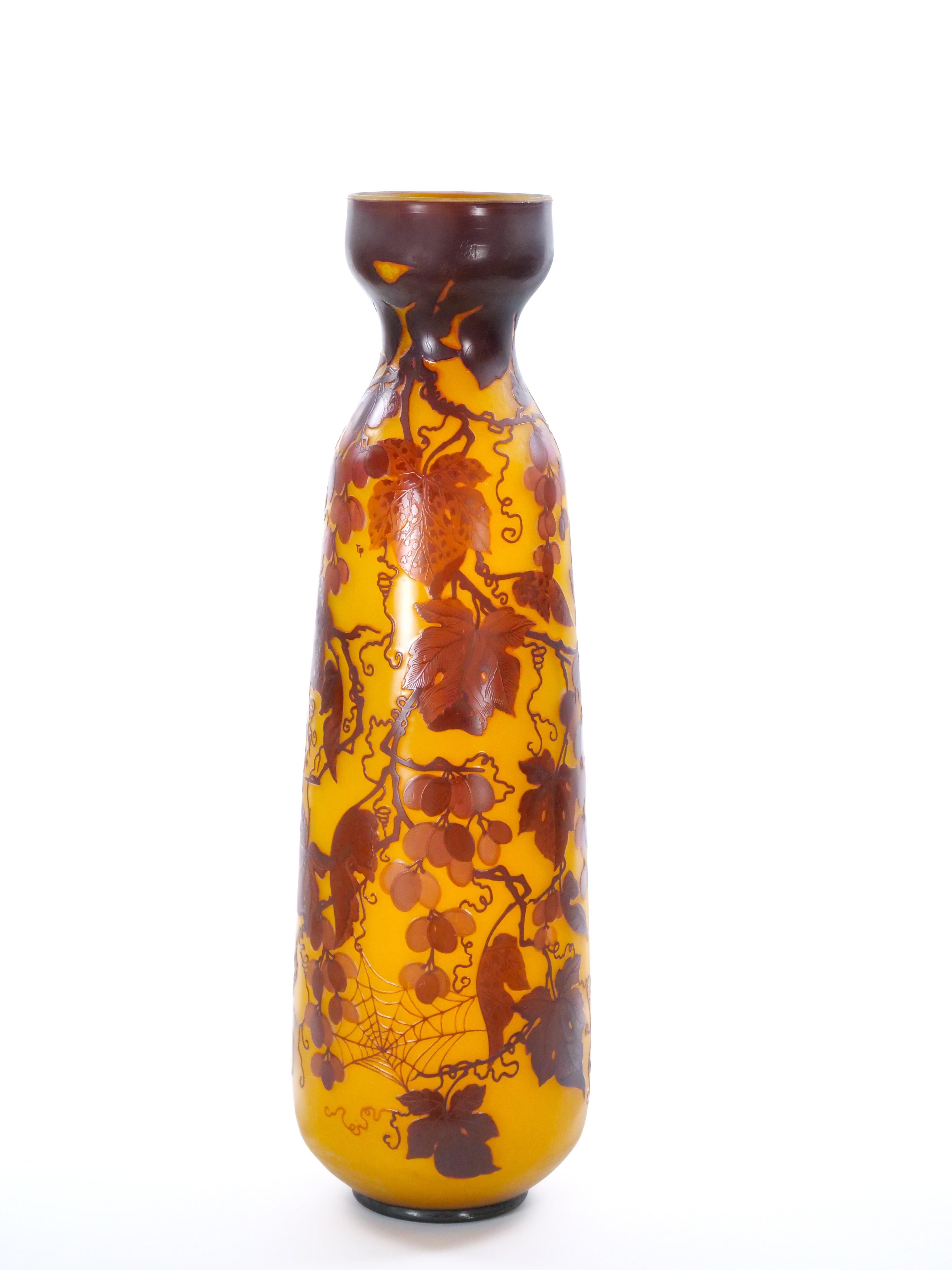 Monumentale französische Galle Art Nouveau Kamee-Glasvase - Weinreben-Motiv (Glaskunst) im Angebot