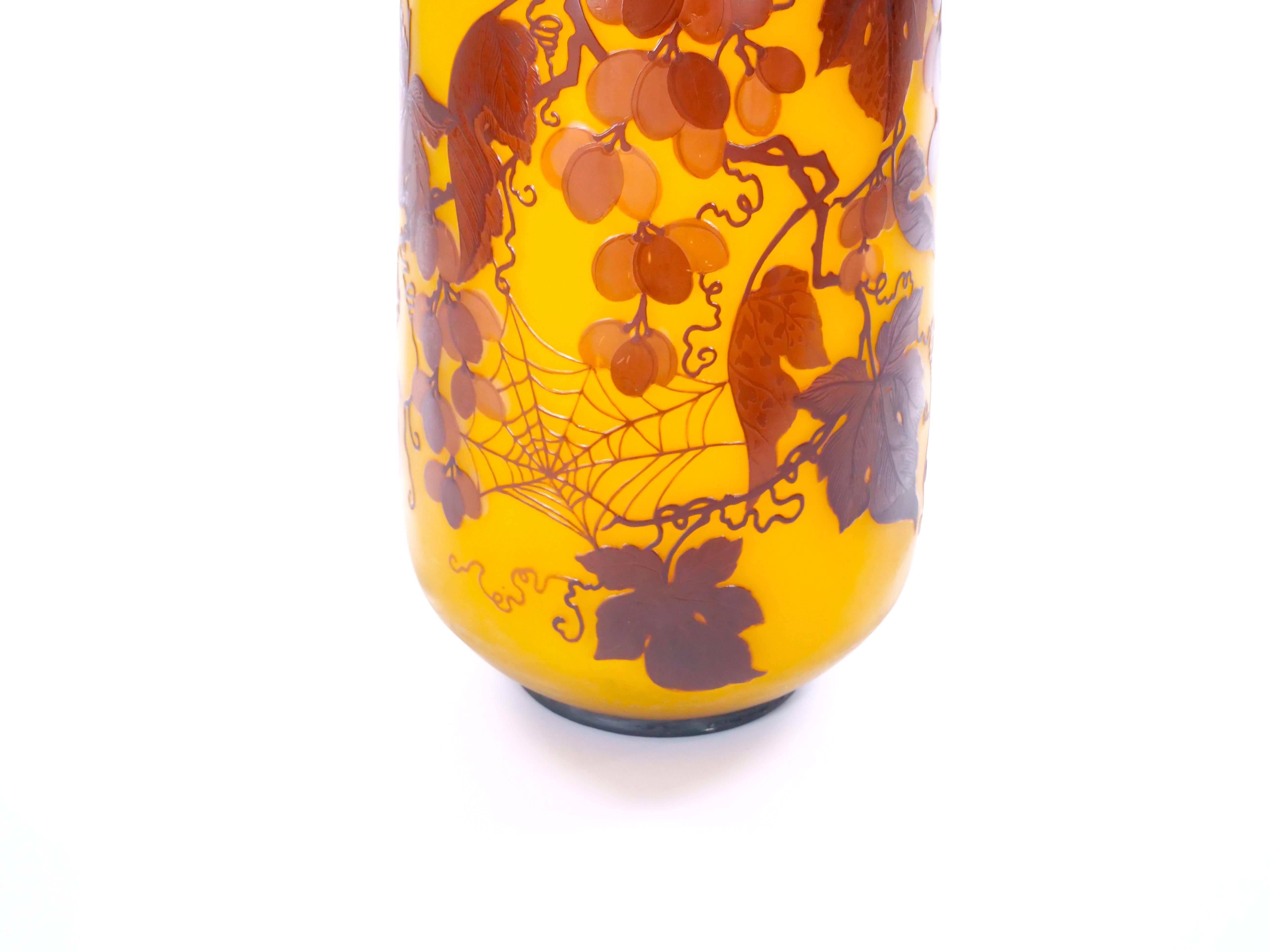 Monumentale französische Galle Art Nouveau Kamee-Glasvase - Weinreben-Motiv im Angebot 1
