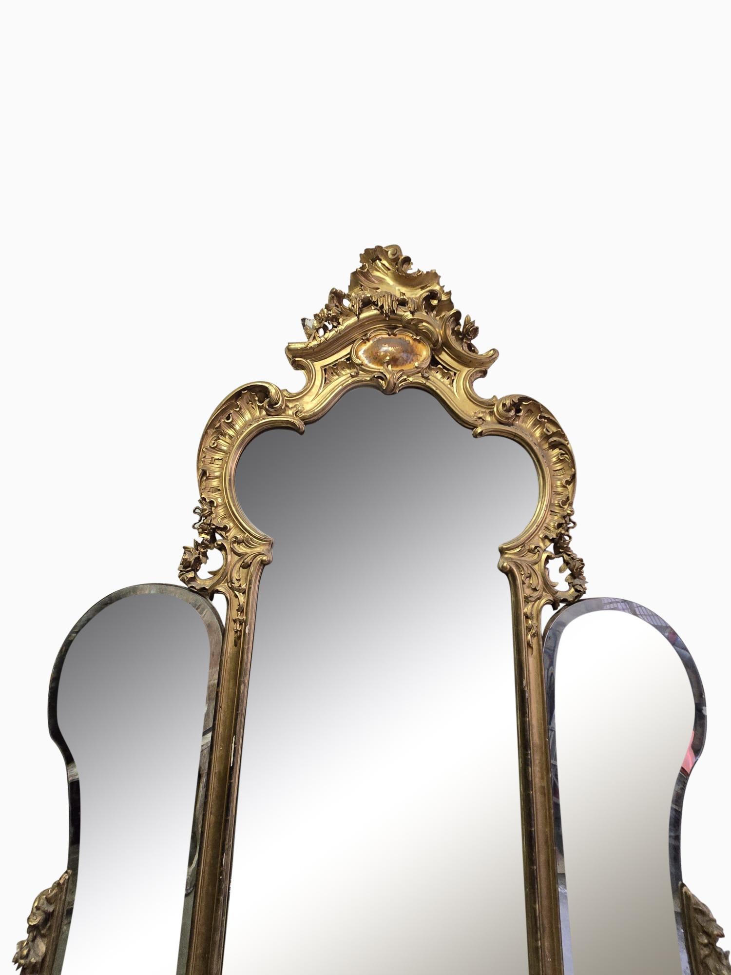 Tauchen Sie ein in die Eleganz des 19. Jahrhunderts mit unserem monumentalen französischen Spiegel aus vergoldetem Holz. Mit seinen Maßen von 300x170 cm ist dieser Spiegel mehr als nur Dekoration: Er ist ein Statement, das Geschichte und Raffinesse