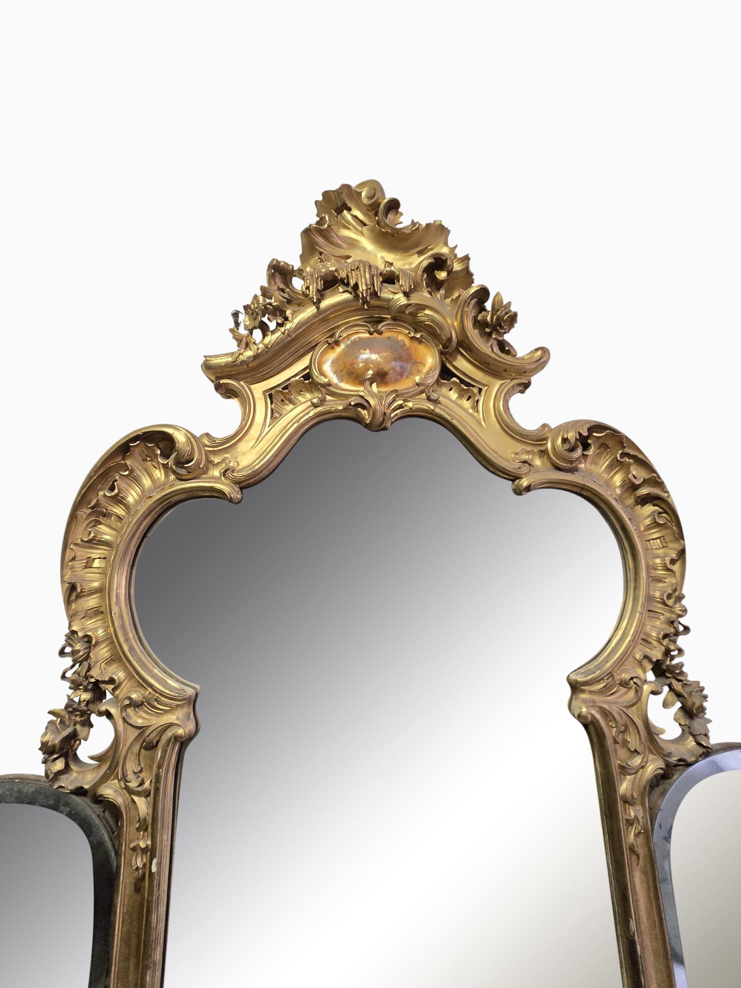 Monumentaler französischer Spiegel aus vergoldetem Holz - ein historisches Meisterwerk des Luxus im Zustand „Gut“ im Angebot in Madrid, ES