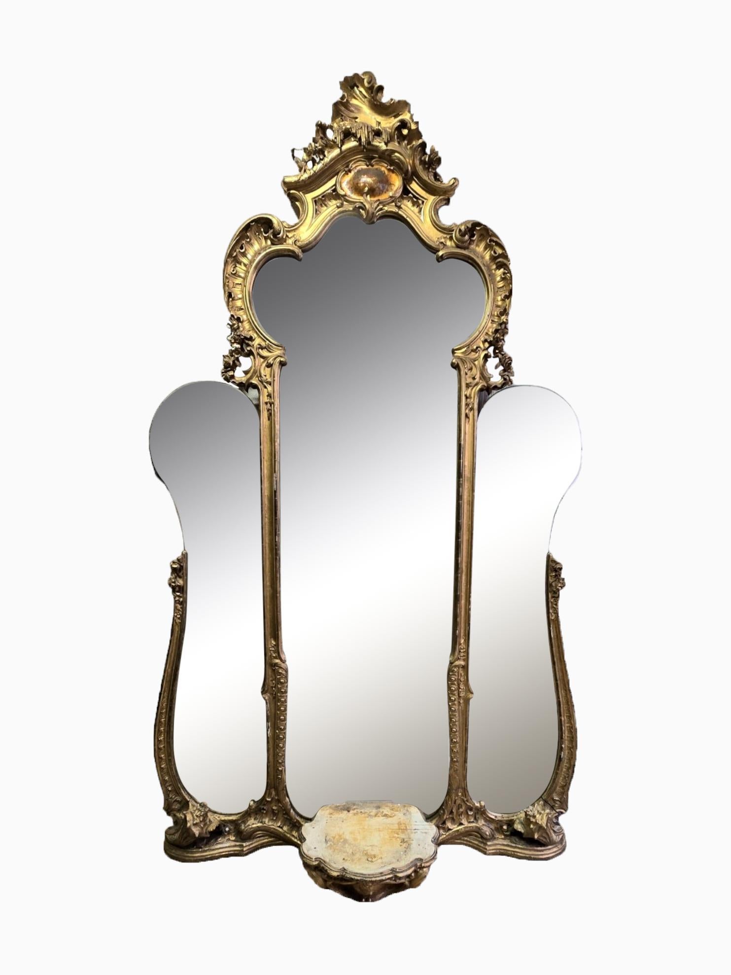 Monumentaler französischer Spiegel aus vergoldetem Holz - ein historisches Meisterwerk des Luxus im Angebot 1